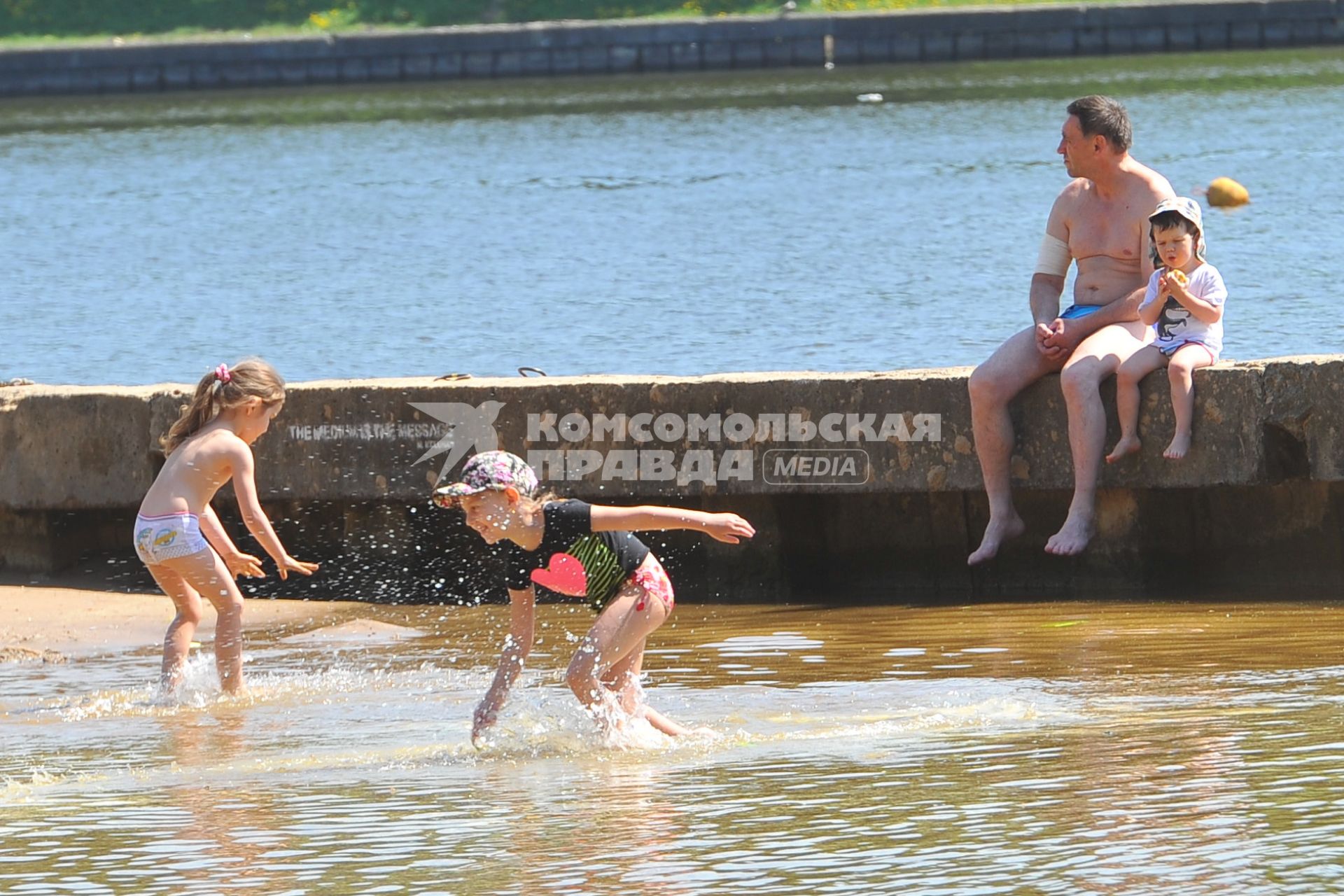 Химкинское водохранилище. На снимке: девочки играют на берегу.