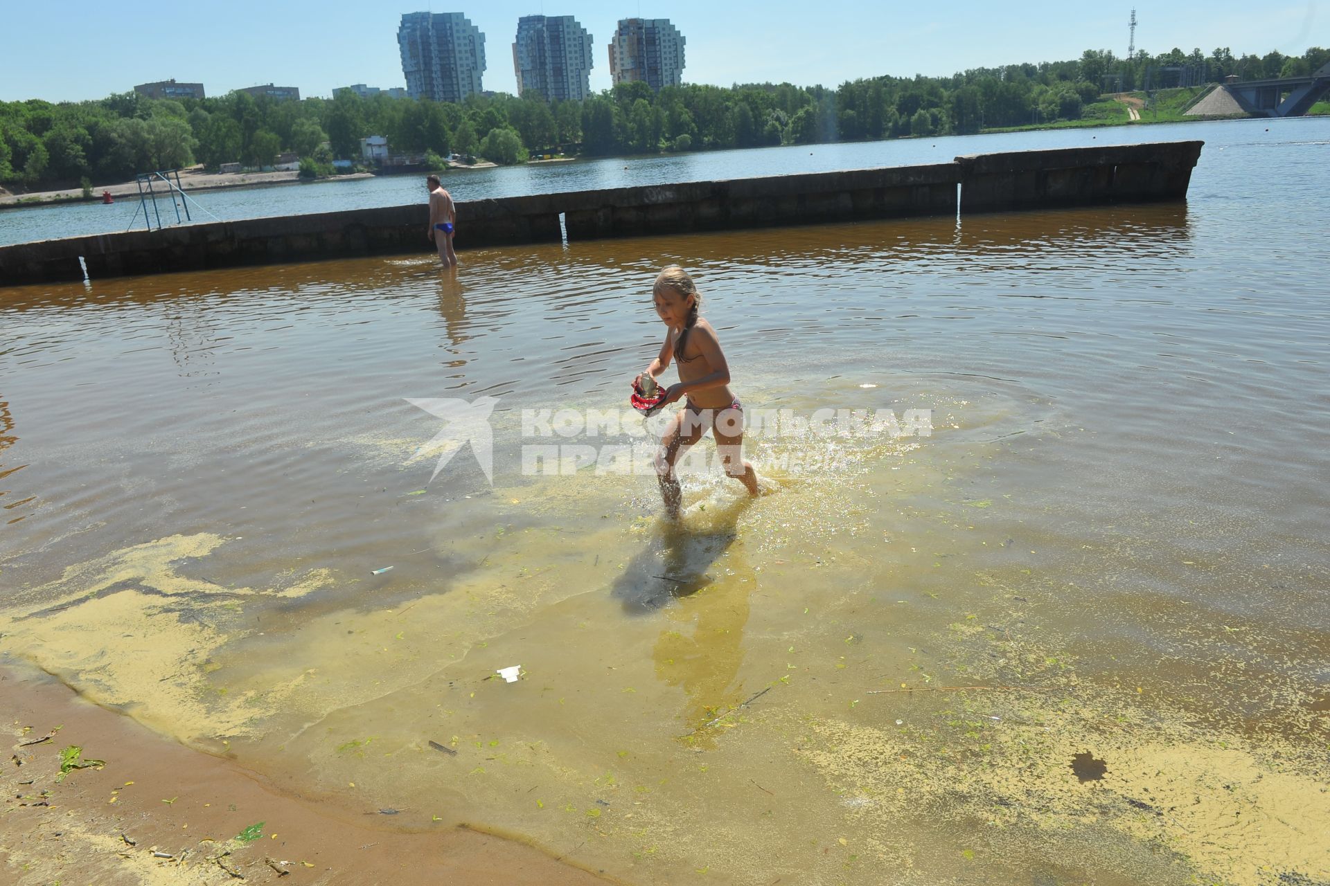 Химкинское водохранилище. На снимке: девочка с мячом.