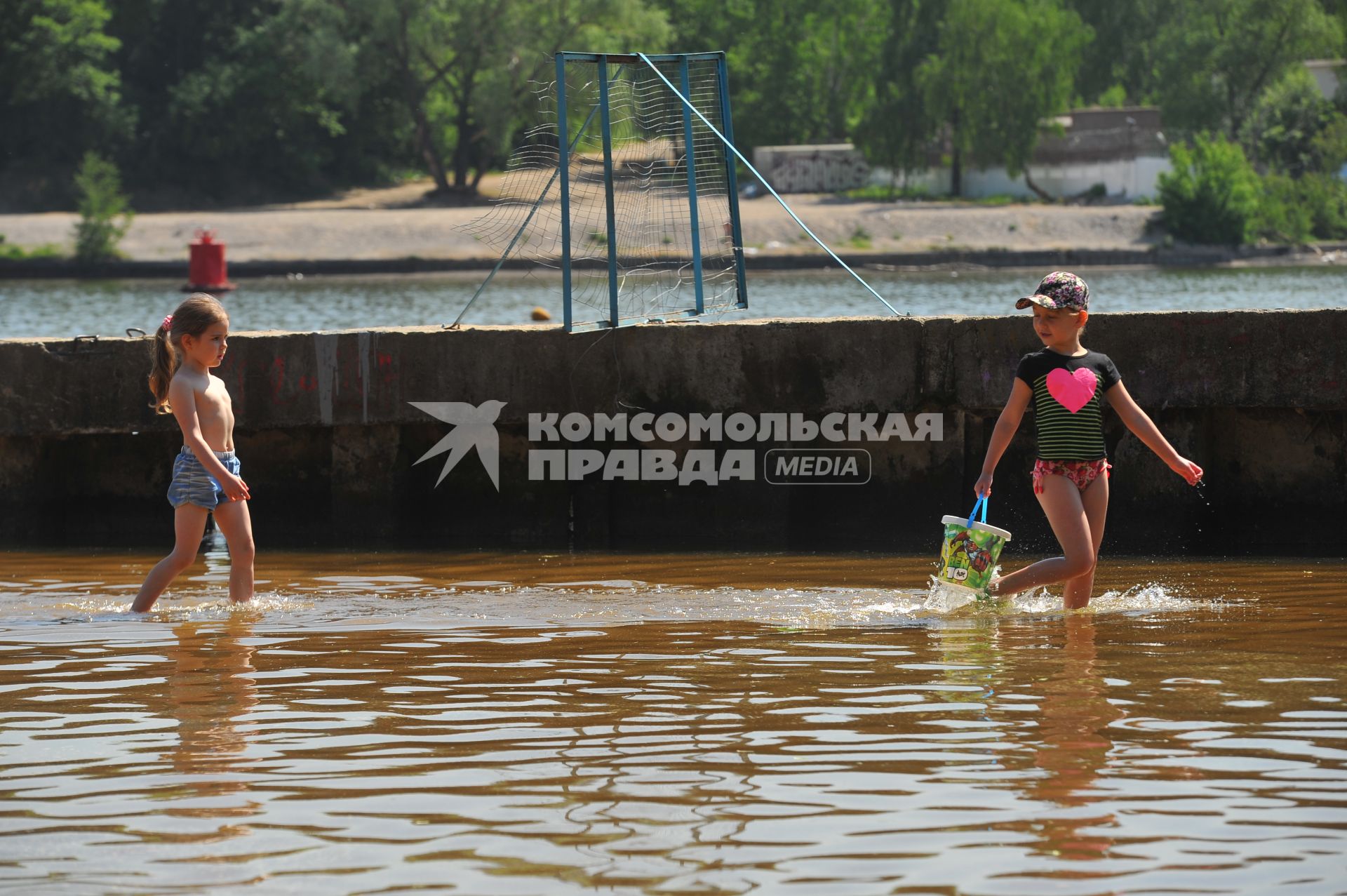 Химкинское водохранилище. На снимке: девочки играют на берегу.