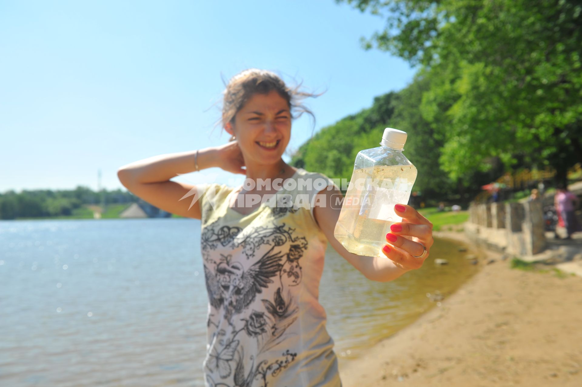 Химкинское водохранилище. На снимке: корреспондент КП Александра Крылова берет пробу воды.