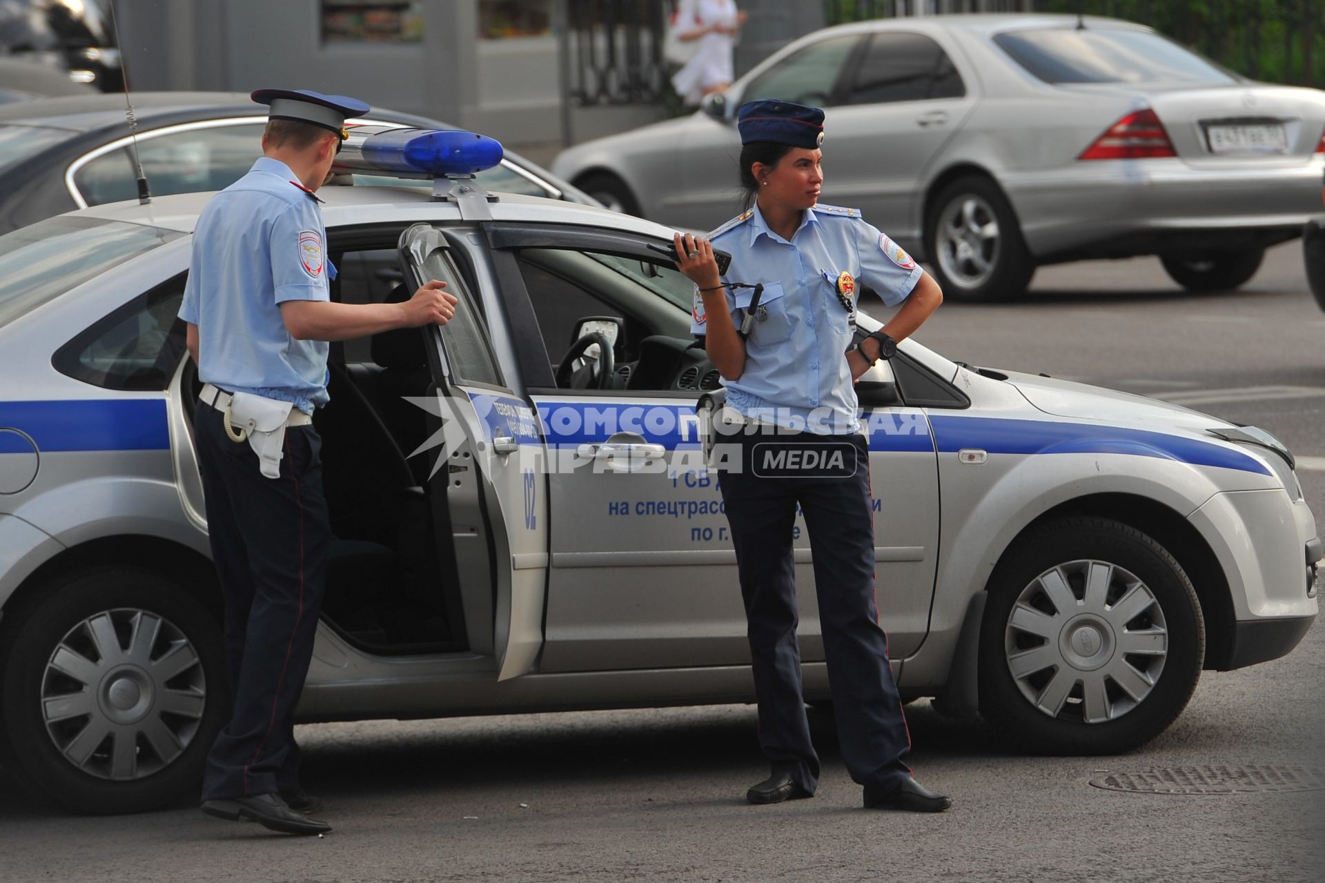 Сотрудники ДПС во время дежурства на дороге.