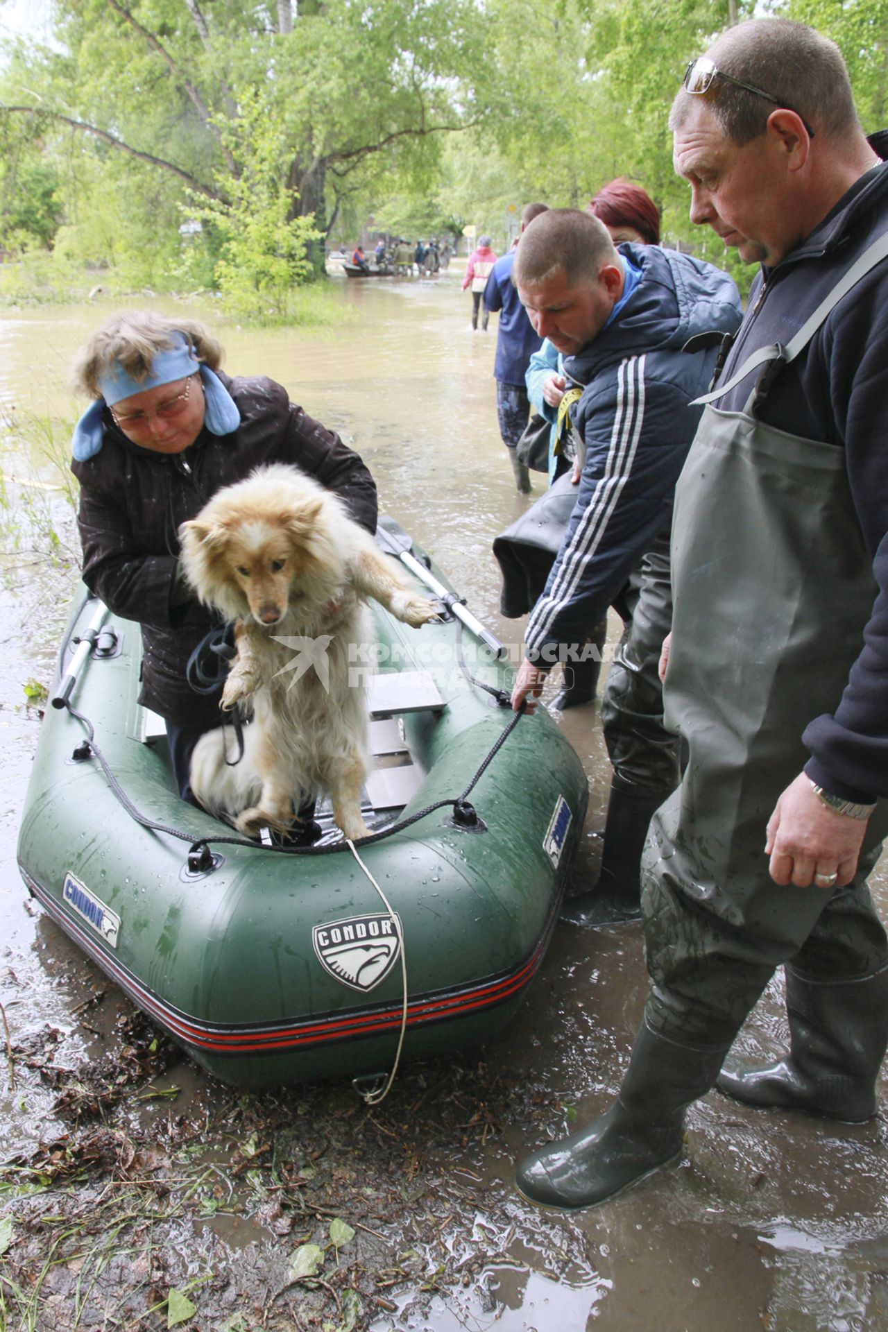 Эвакуация населения в поселке Сорокино городского округа Бийск во время наводнения из-за паводка.