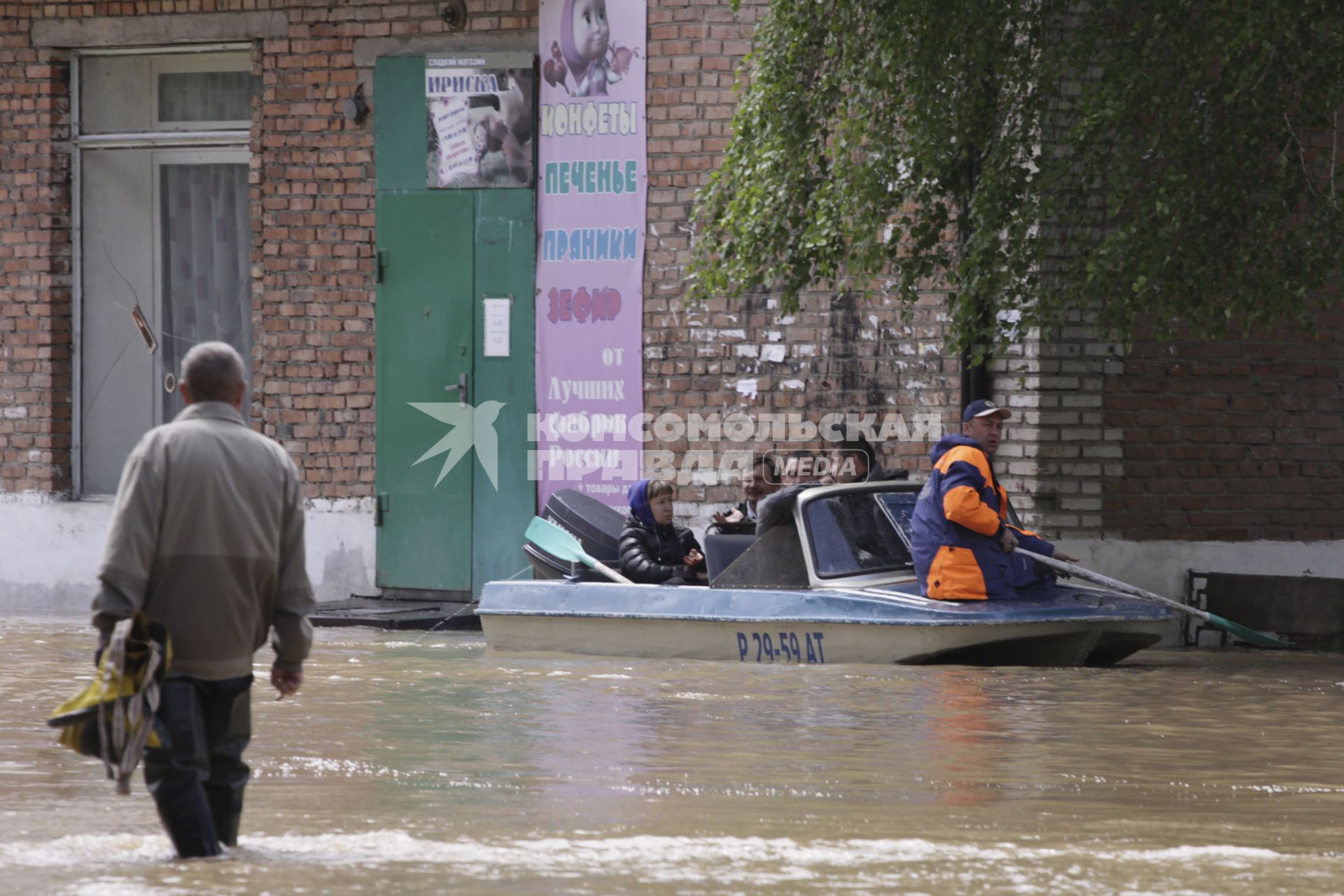 Эвакуация населения в поселке Сорокино городского округа Бийск во время наводнения из-за паводка.