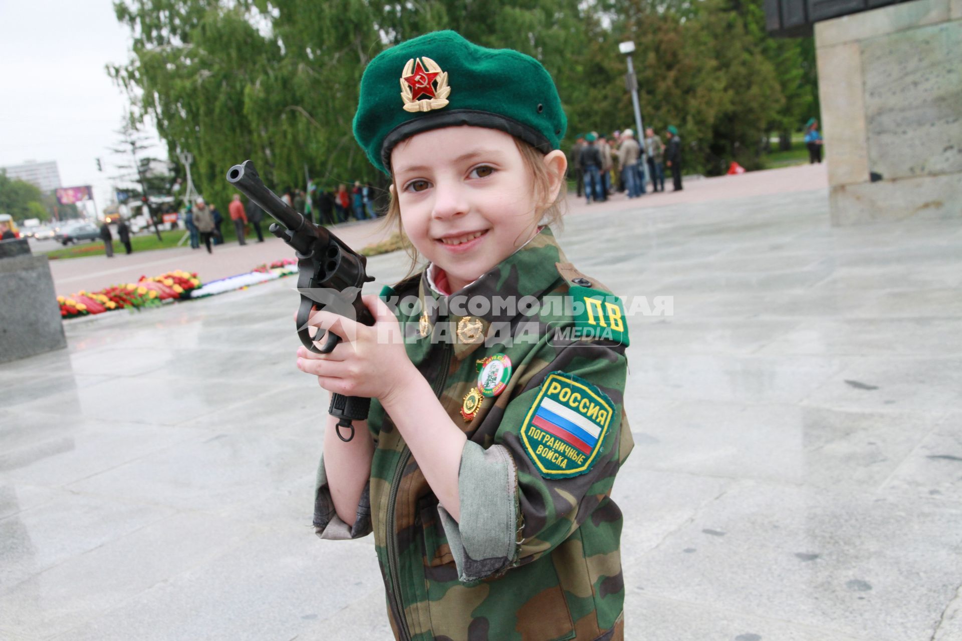 День пограничника в Барнауле. Ребенок с пистолетом в пограничной форме.