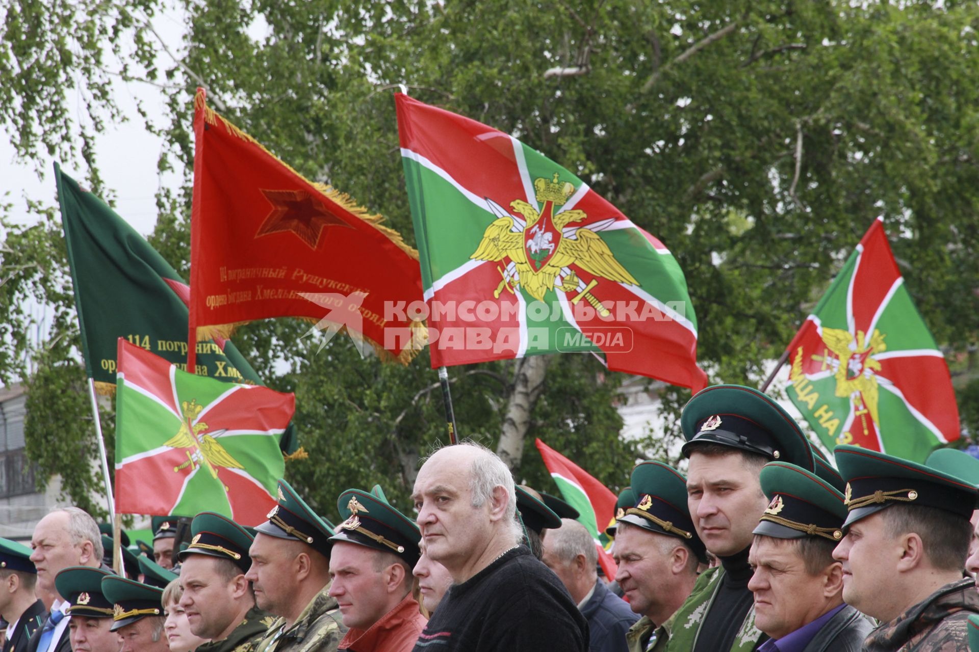 День пограничника в Барнауле. Пограничники с флагами.