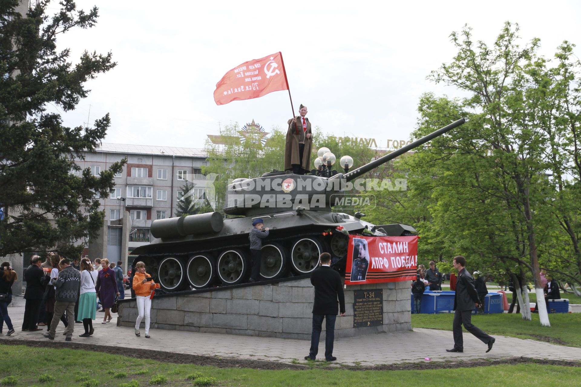 Празднование годовщины Победы в Барнауле. Ветеран на танке Т-34.