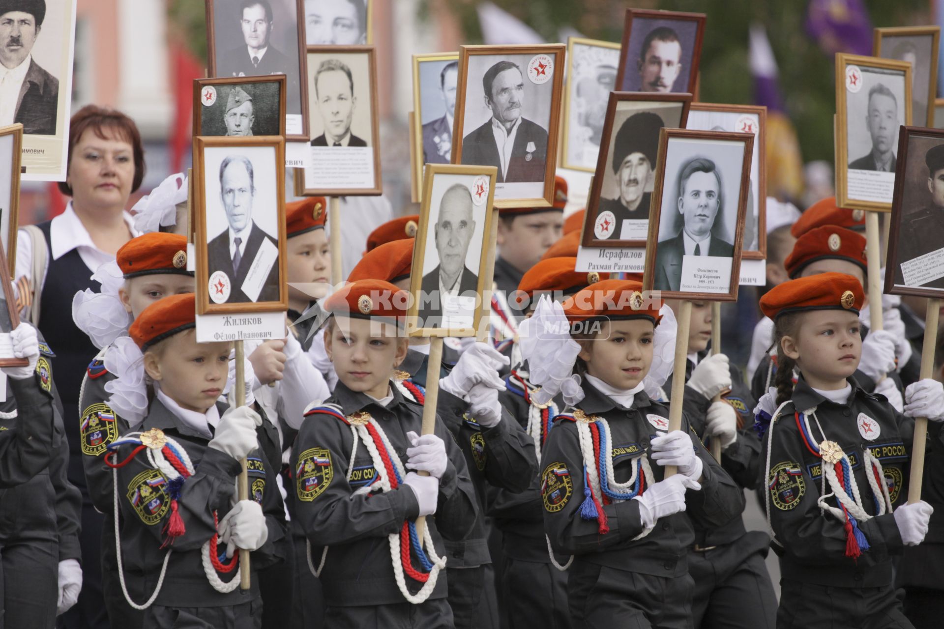 Празднование годовщины Победы в Барнауле. Акция `Бессмертный пункт`. Кадеты МЧС из СОШ 52 участвуют в акции.