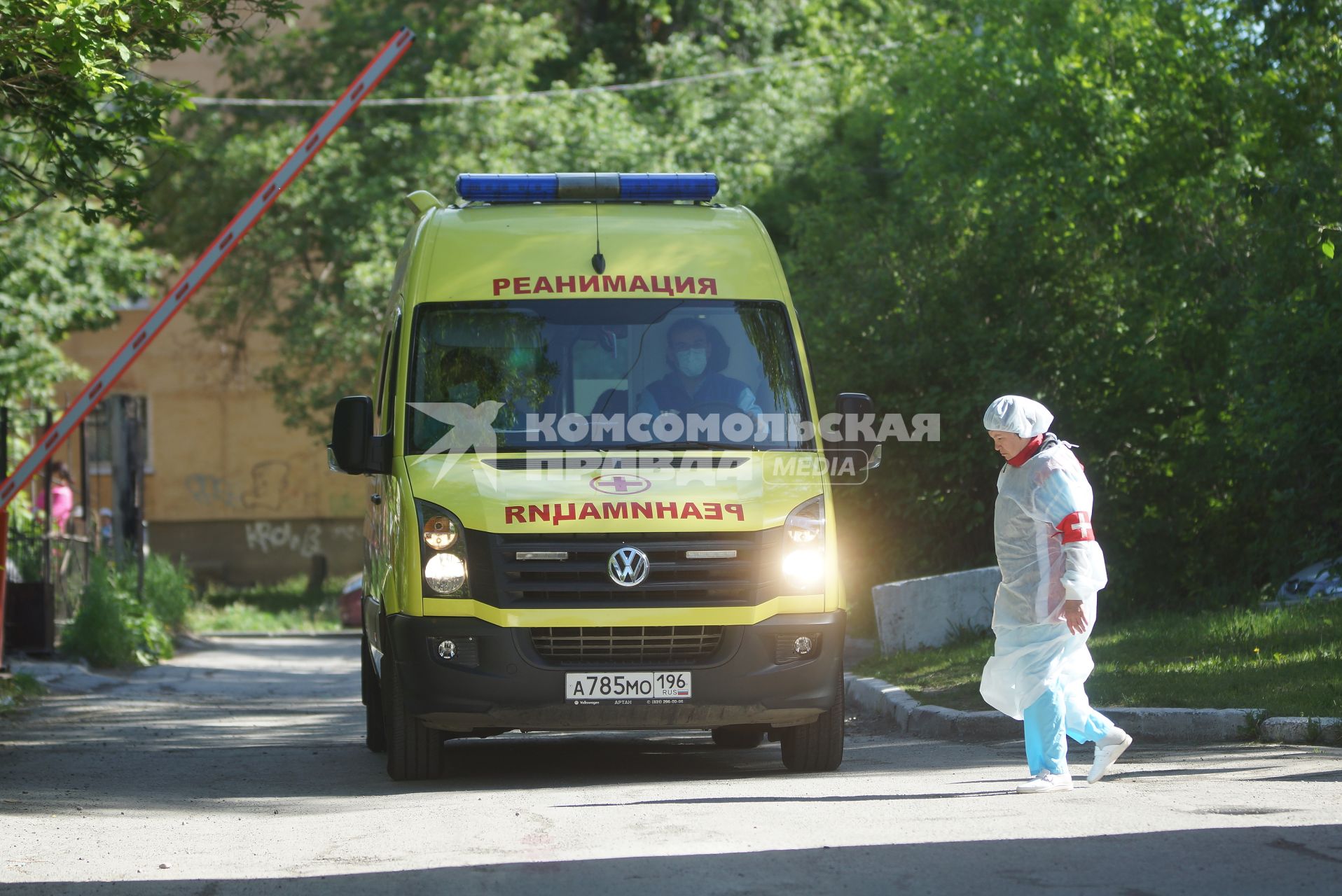 Автомобиль скорой медицинской помощь въезжает на территорию больницы во время учений