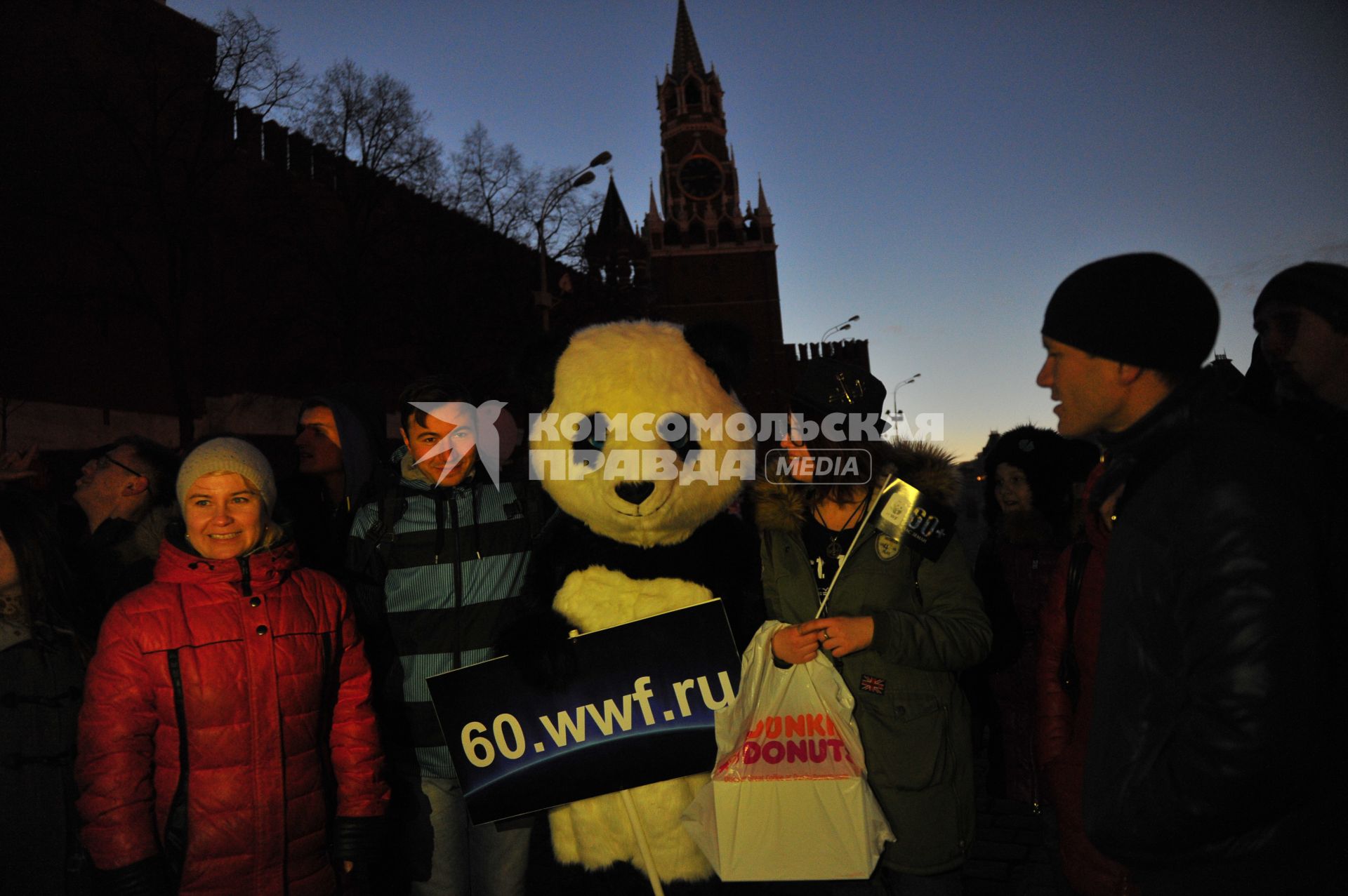 Экологическая акция WWF `Час Земли` в Москве. На снимке: ростовая кукла `Панда`