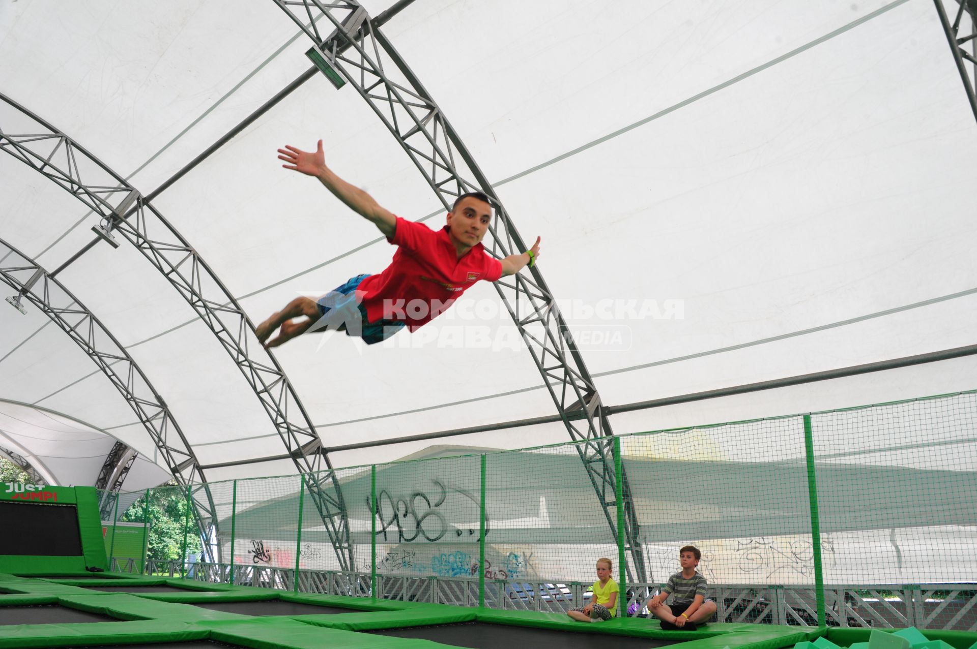 Парк Сокольники. На снимке: батутная арена `Just jump!`.