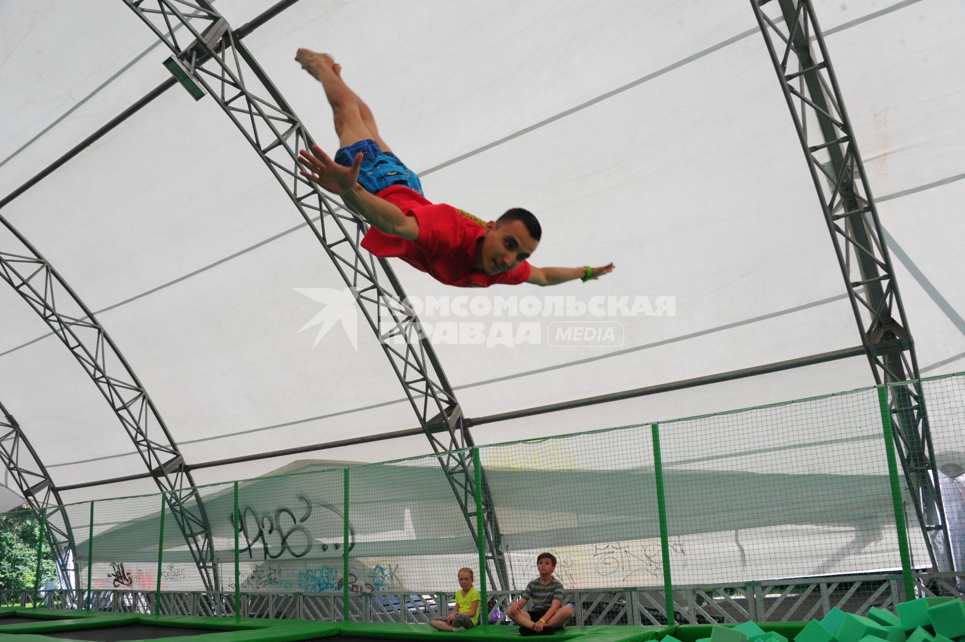 Парк Сокольники. На снимке: батутная арена `Just jump!`.