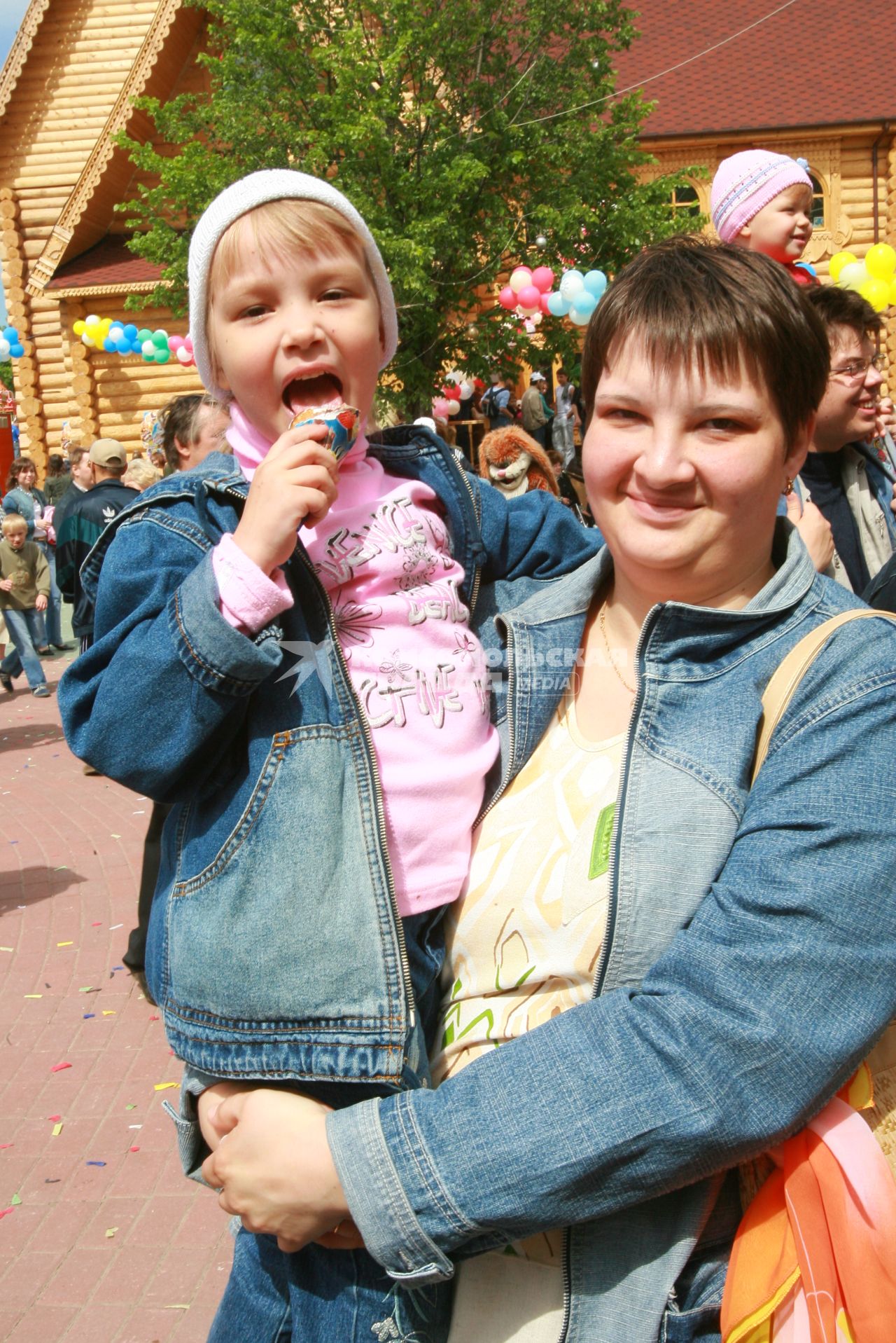 Традиционный фестиваль мороженого в парке `Сокольники`. На снимке: девочка ест мороженое.