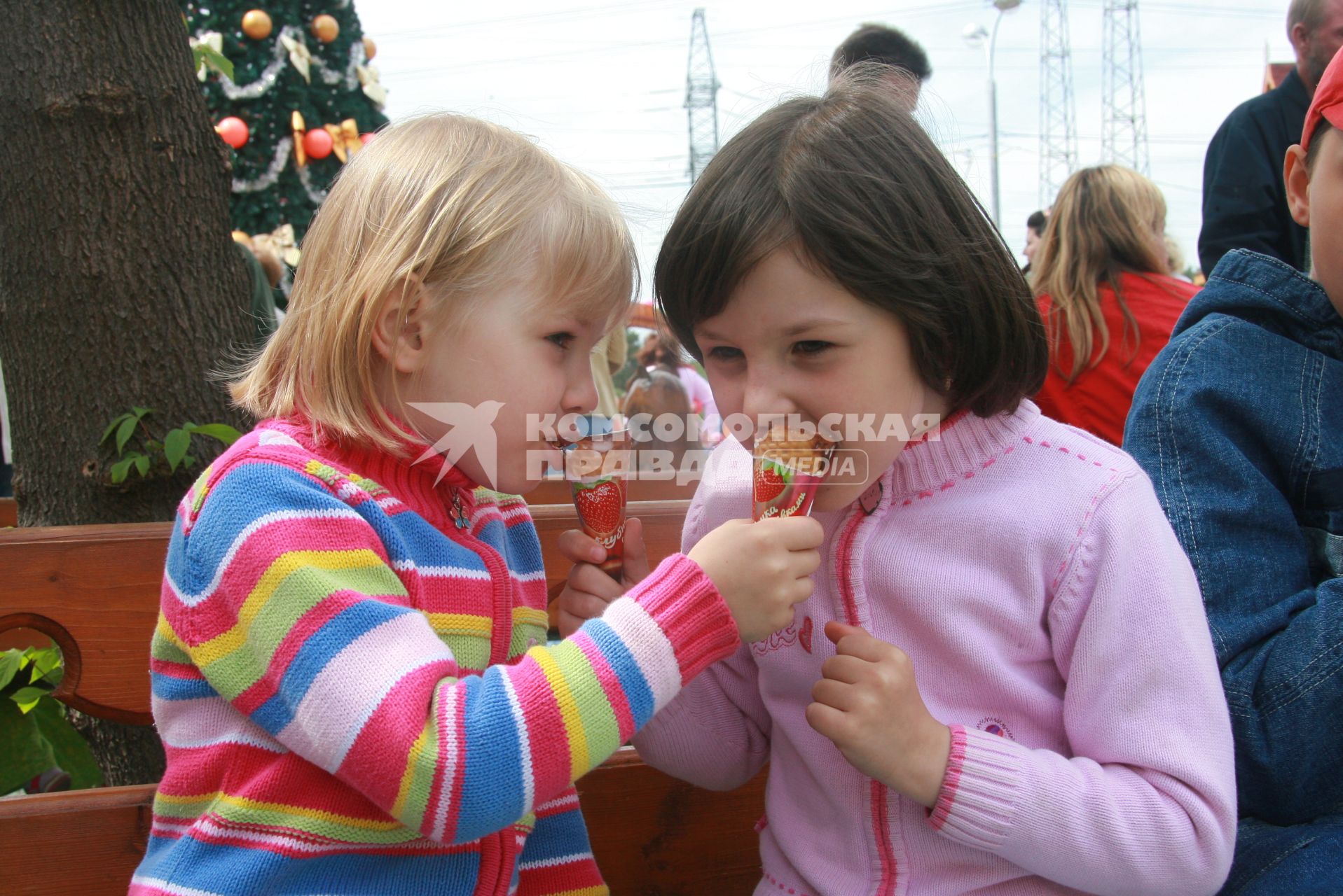 Традиционный фестиваль мороженого в парке `Сокольники`. На снимке: девочки едят мороженое.