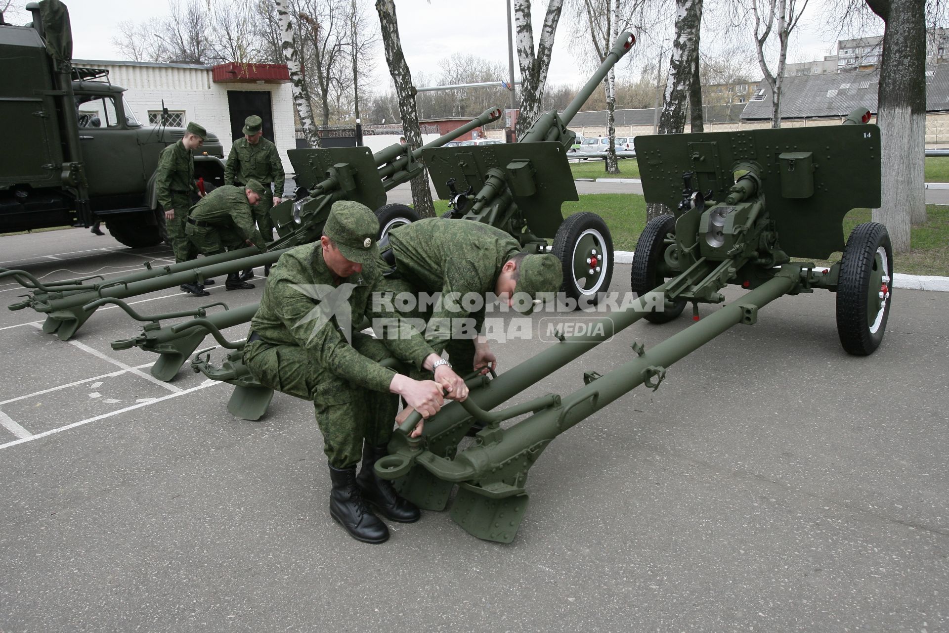 449-й отдельный салютный дивизион во время показательной тренировки к праздничному салюту в День Победы.