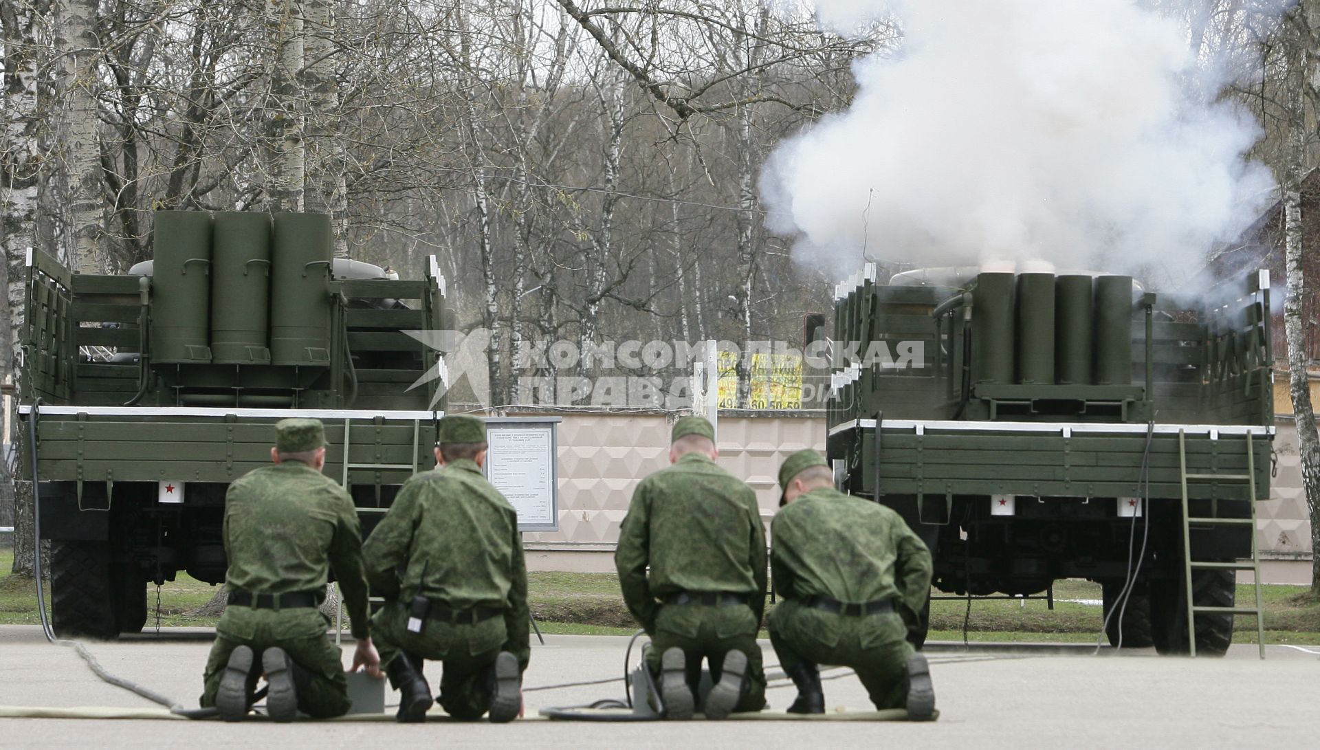 449-й отдельный салютный дивизион во время показательной тренировки к праздничному салюту в День Победы.