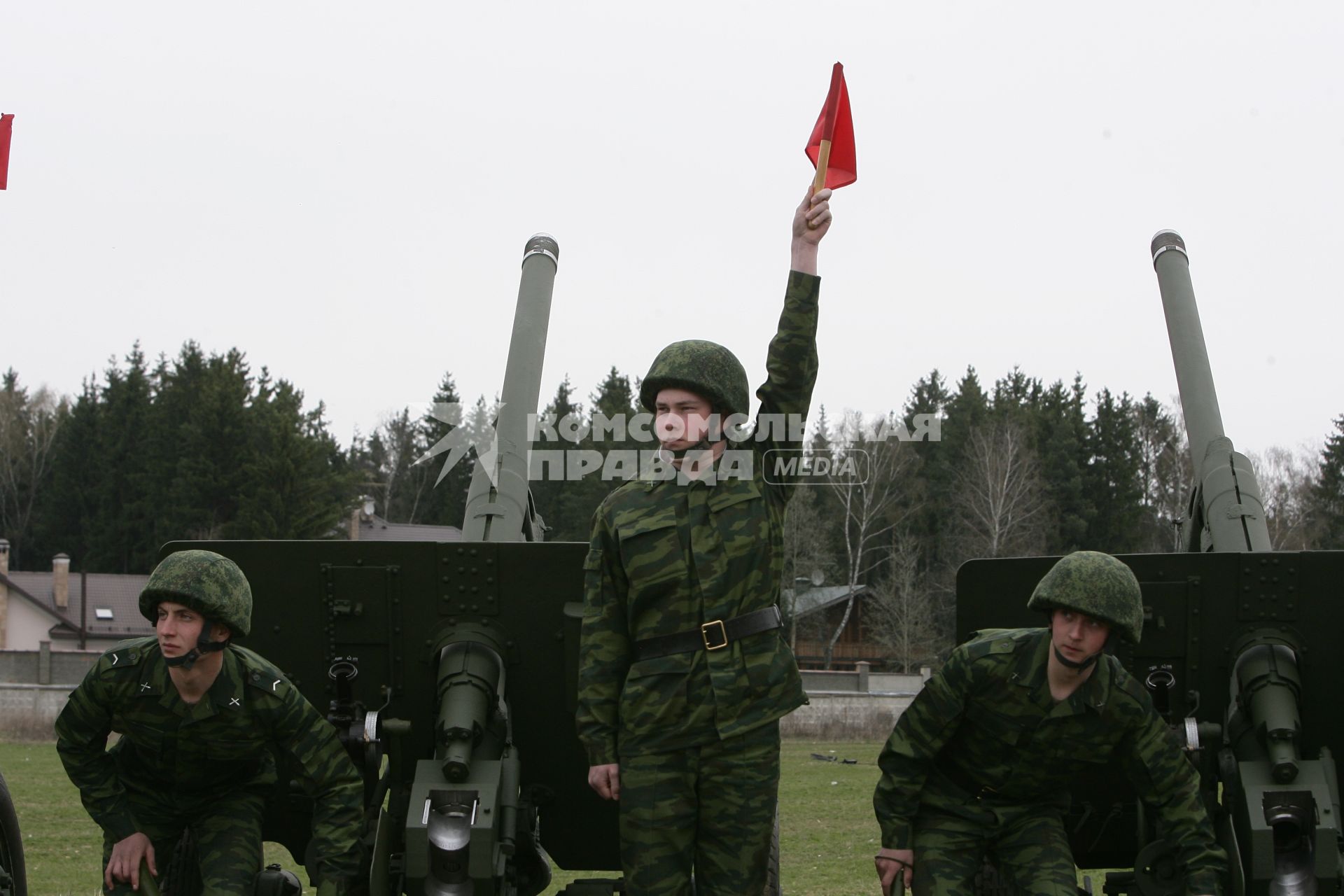 449-й отдельный салютный дивизион во время показательной тренировки к праздничному салюту в День Победы.