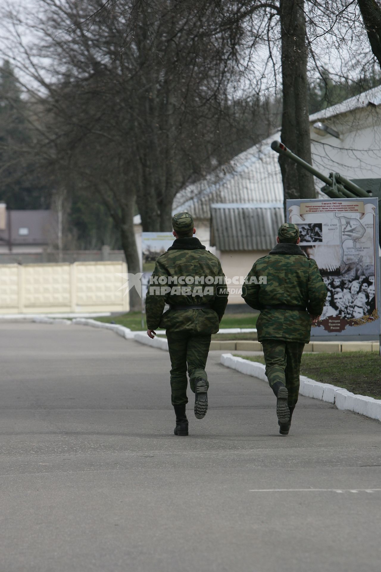 449-й отдельный салютный дивизион во время показательной тренировки к праздничному салюту в День Победы.