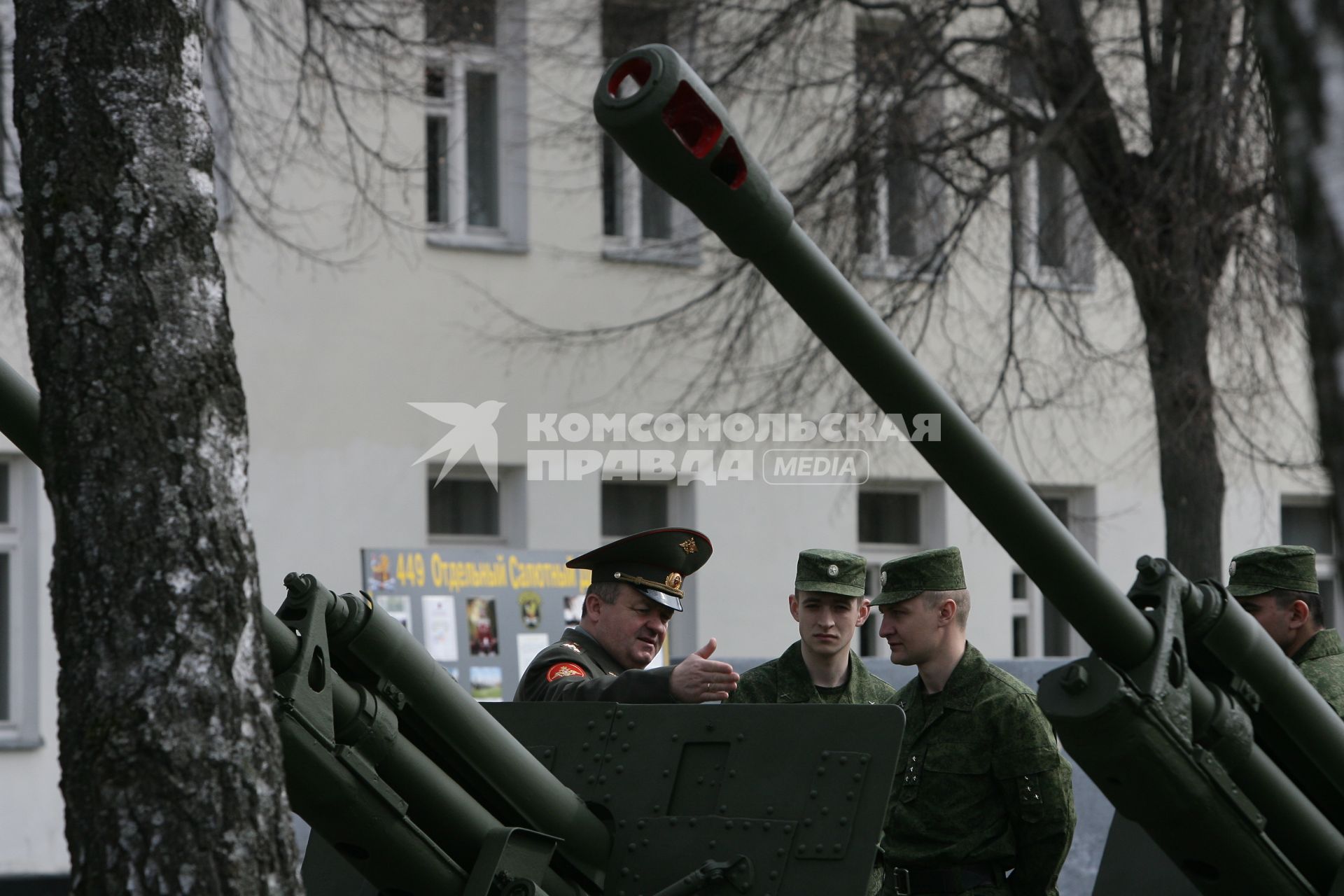 449-й отдельный салютный дивизион во время показательной тренировки к праздничному салюту в День Победы.