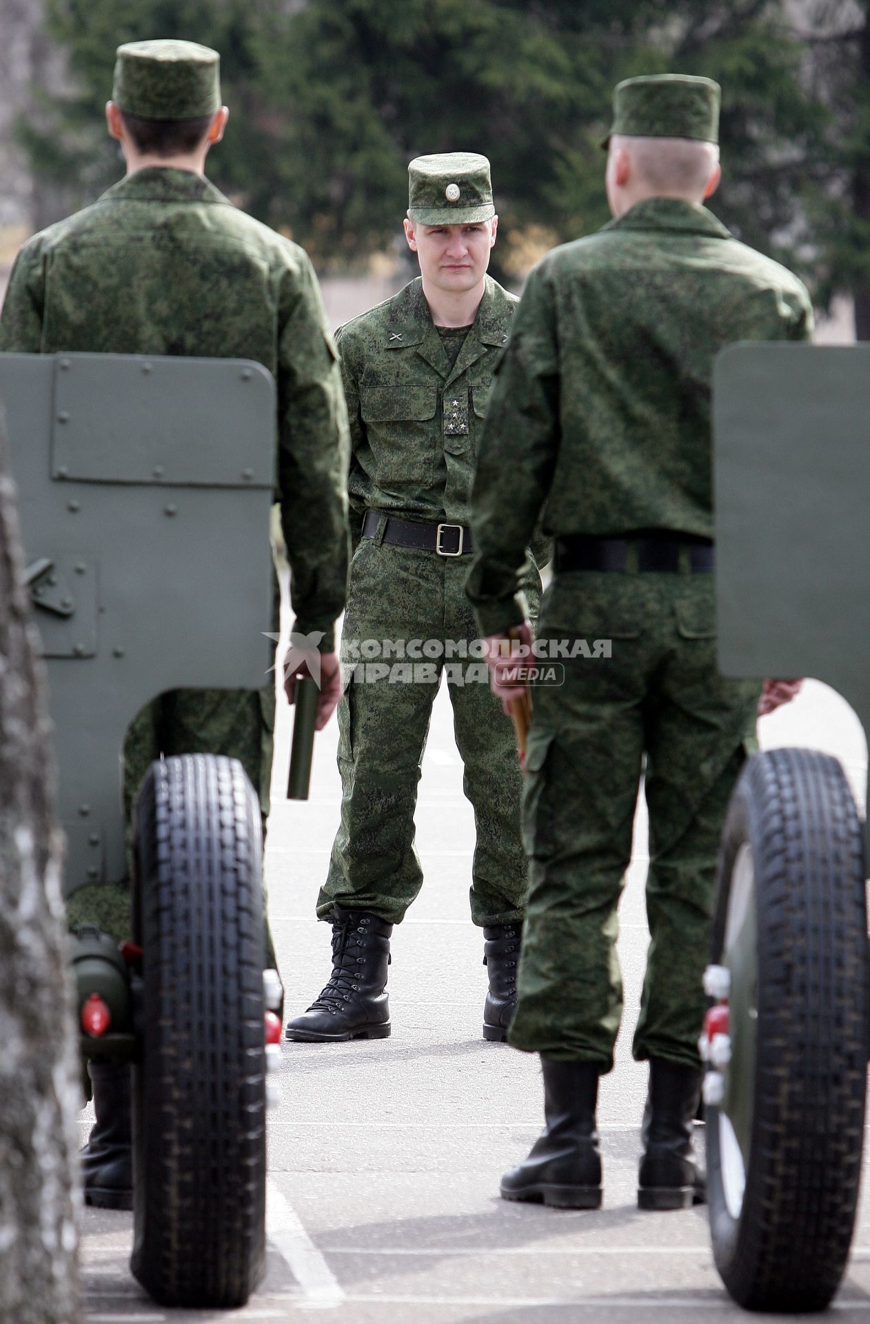 449-й отдельный салютный дивизион во время показательной тренировки к праздничному салюту в День Победы.