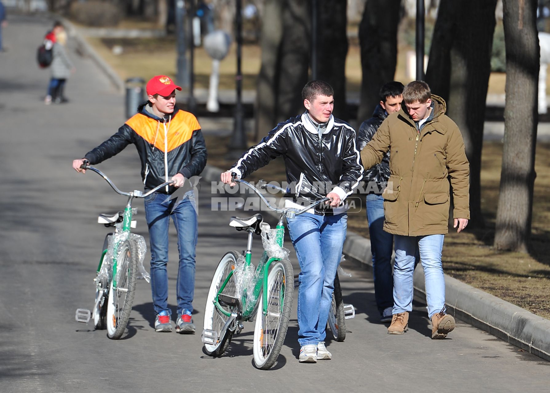 Парк культуры и отдыха имени Горького. На снимке: молодые люди с велосипедом.