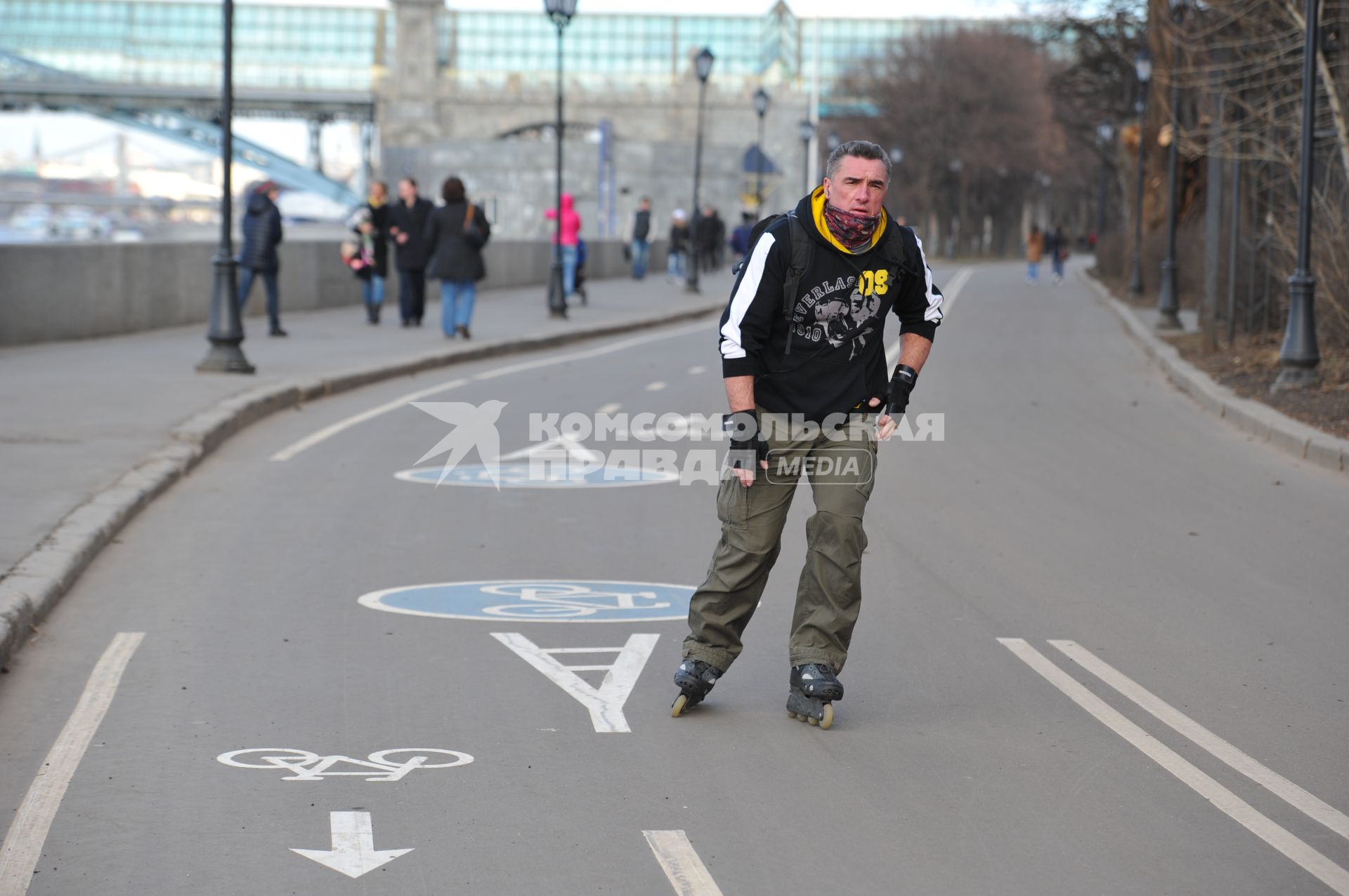 Парк культуры и отдыха имени Горького. На снимке: мужчина едет на роликовых коньках.