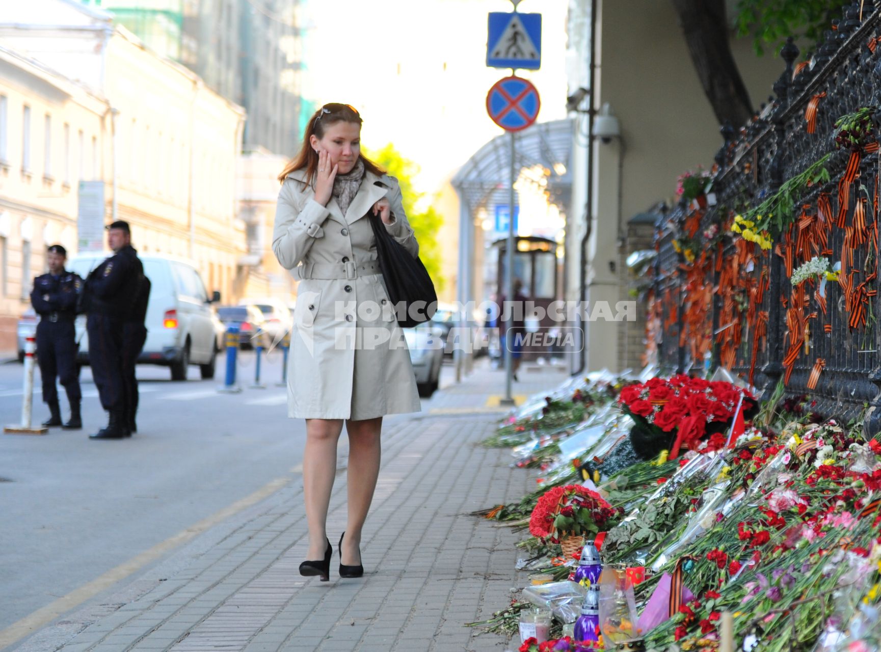 Цветы у здания посольства Украины в Москве.