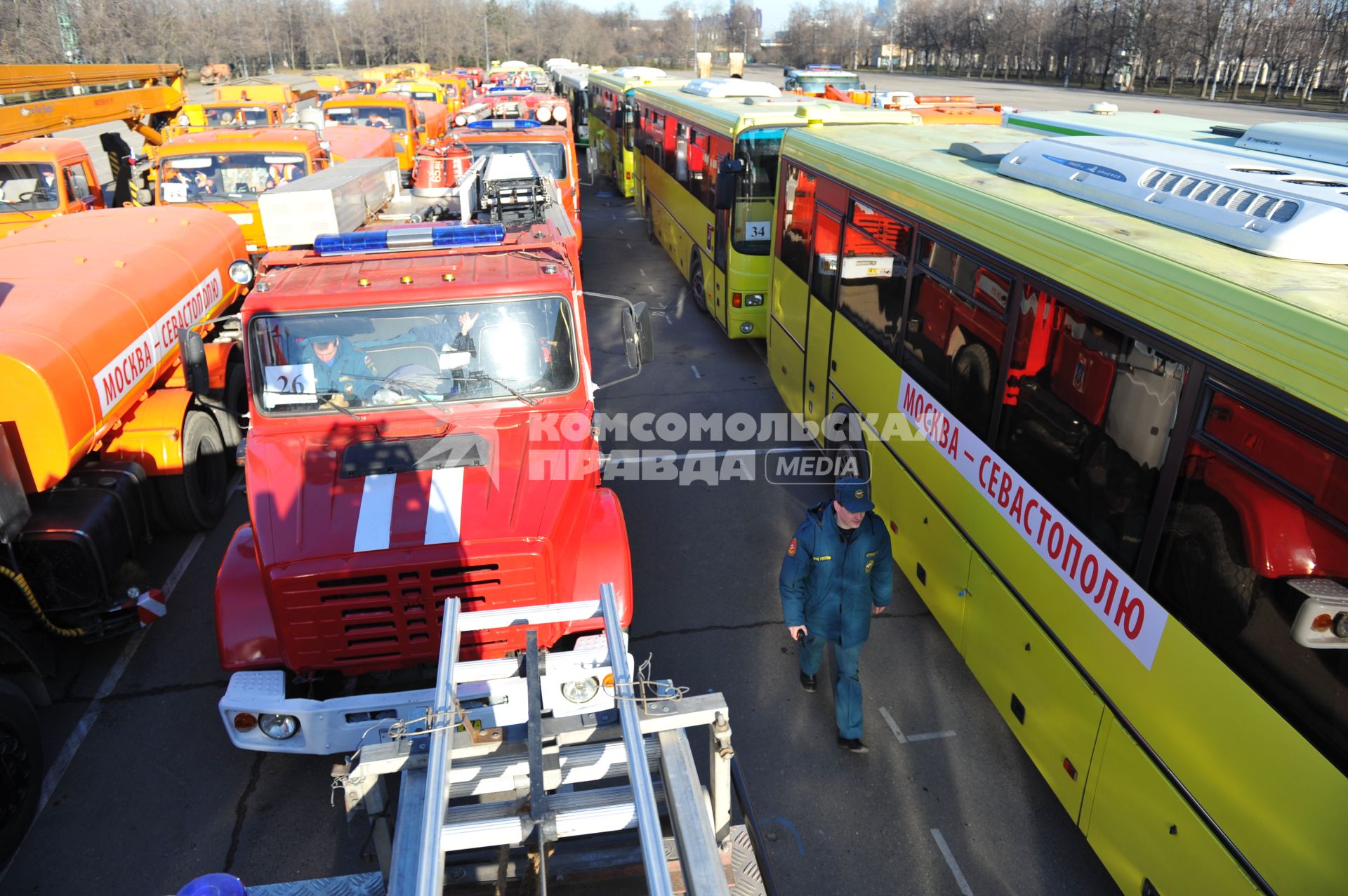 Отправка колонны из 59 автомашин с гуманитарной помощью из Москвы в Крым. На снимке: спецтехника.