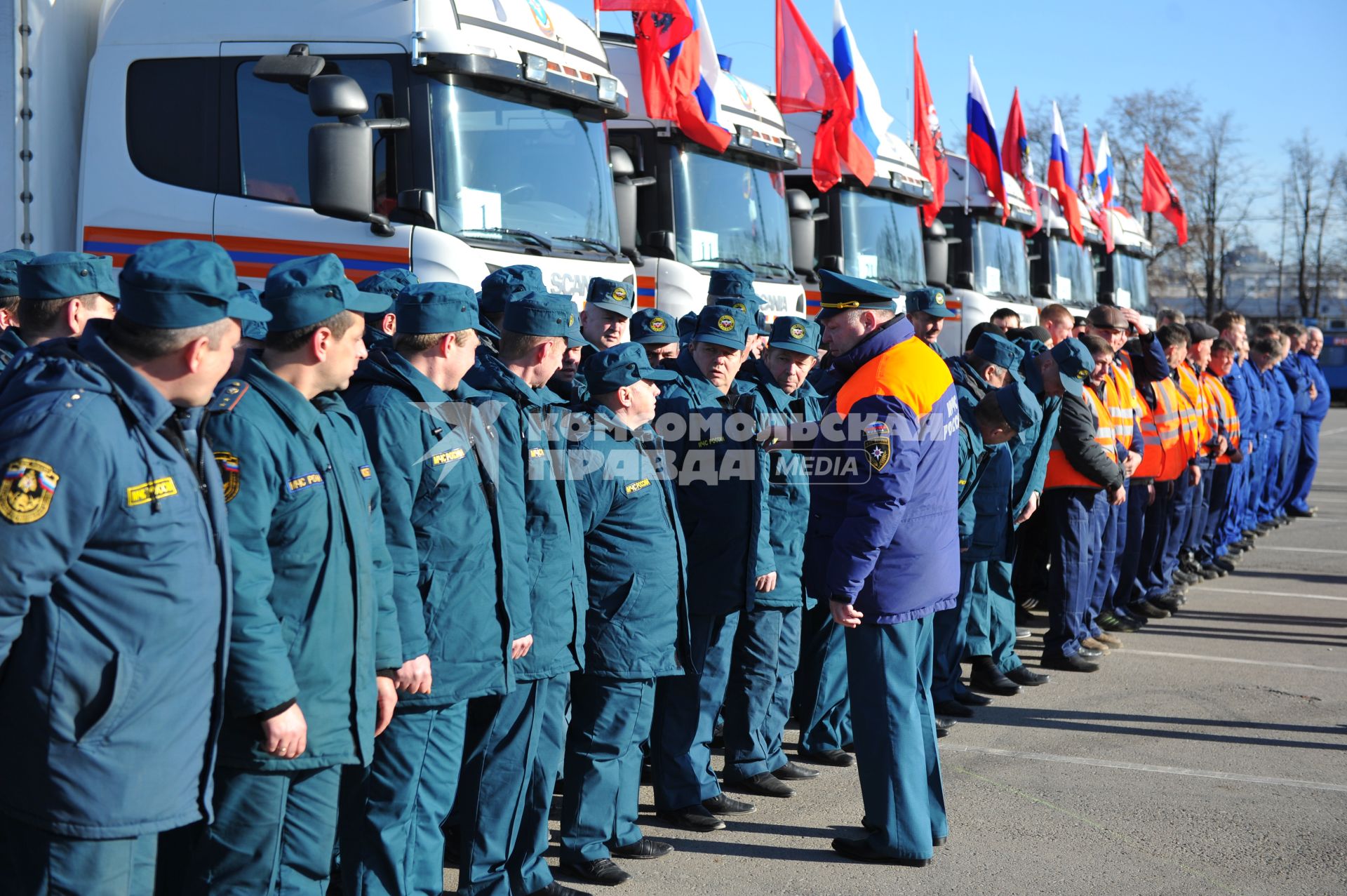 Отправка колонны из 59 автомашин с гуманитарной помощью из Москвы в Крым. На снимке:  сотрудники МЧС России.