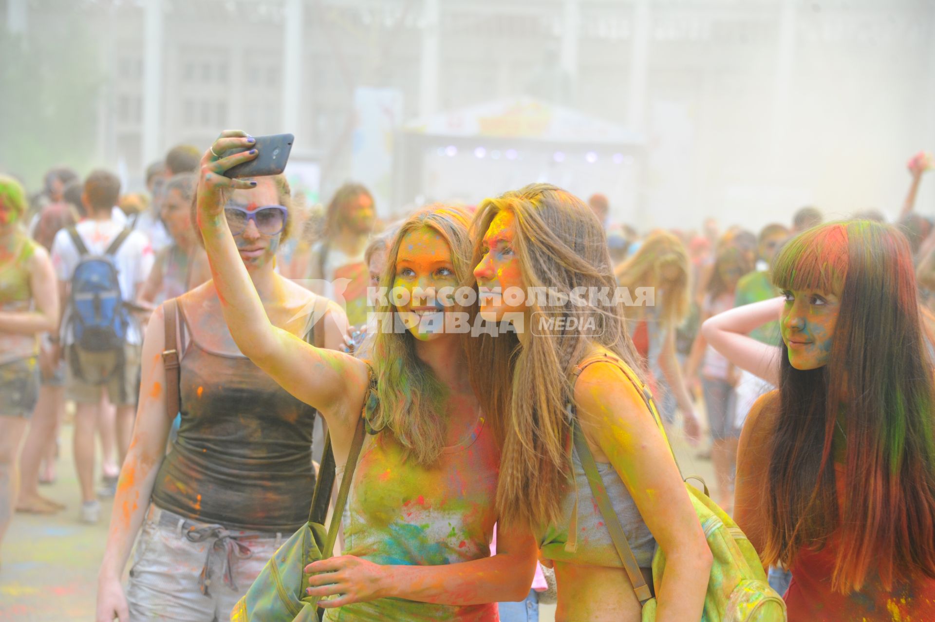 Фестиваль красок `Холи` в Лужниках. На снимке: девушки фотографируются на мобильный телефон.