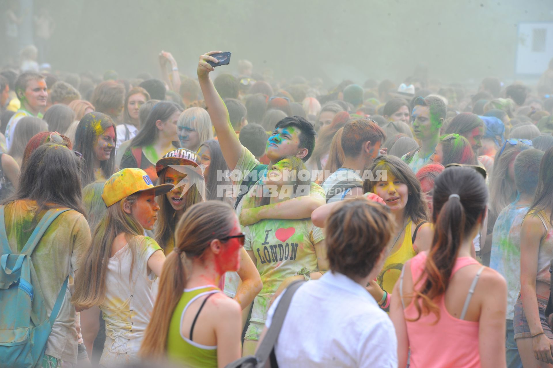 Фестиваль красок `Холи` в Лужниках. На снимке: молодой человек с девушкой фотографируются на мобильный телефон.