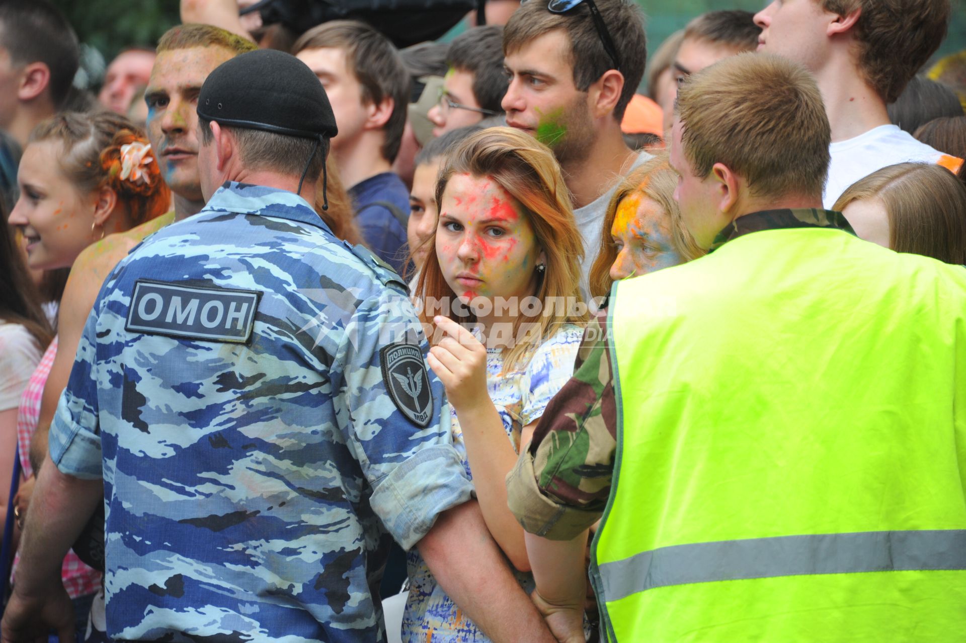 Фестиваль красок `Холи` в Лужниках. На снимке: ОМОНовец блокирует проход молодежи.