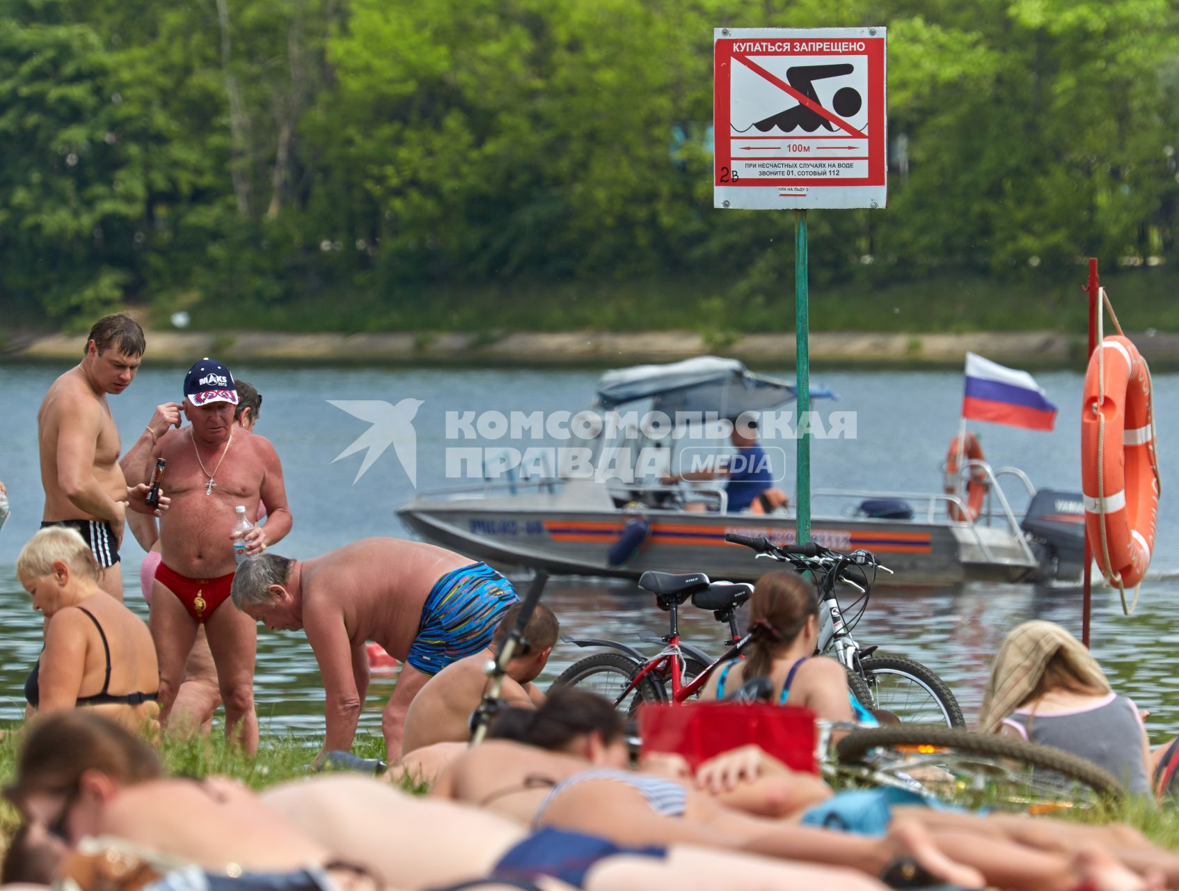 Отдыхающие люди на городском пляже.