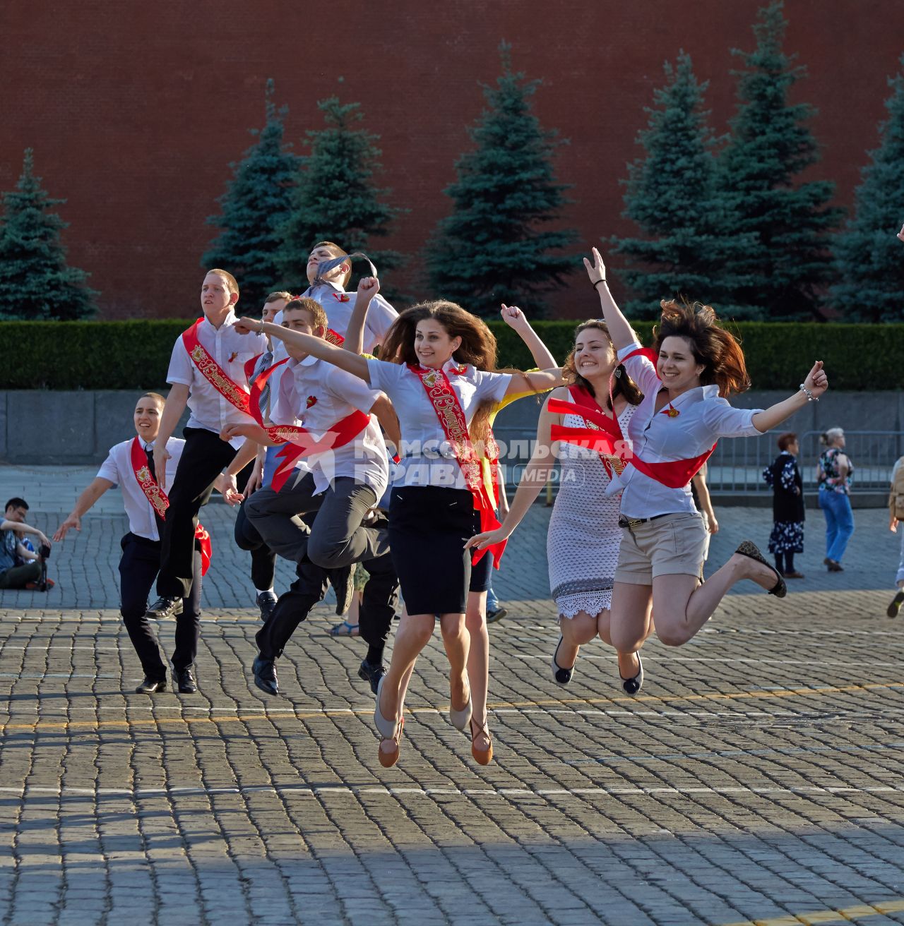 Молодежь празднует выпускной на Красной площади.