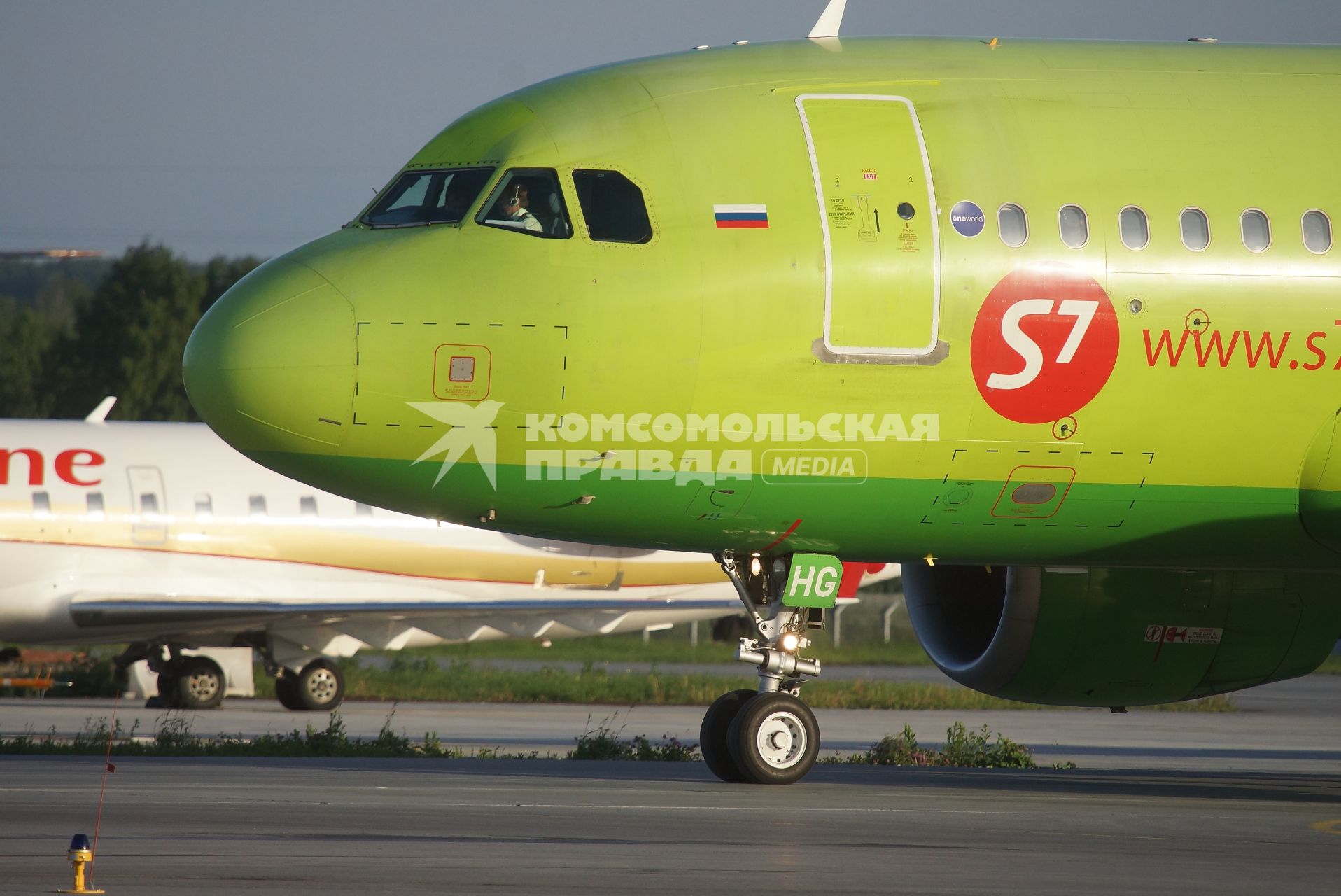 самолет аэробус А319 компании s7 на взлетной полосе аэропорта Кольцово в Екатеринбурге