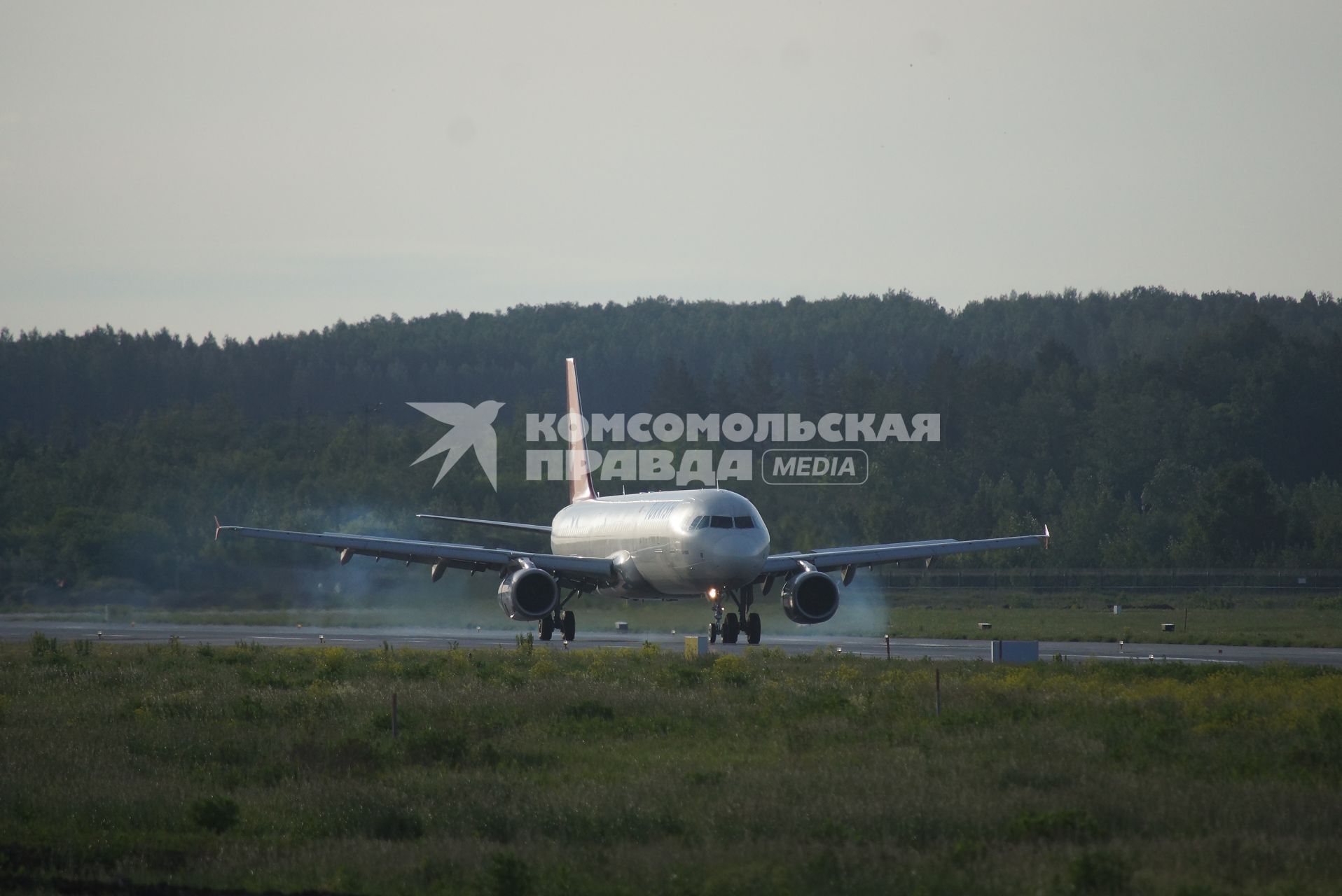 самолет Turkish Airlines Airbus A321-2 TC-JRL приземлился на взлетной полосе аэропорта Кольцово в Екатеринбурге