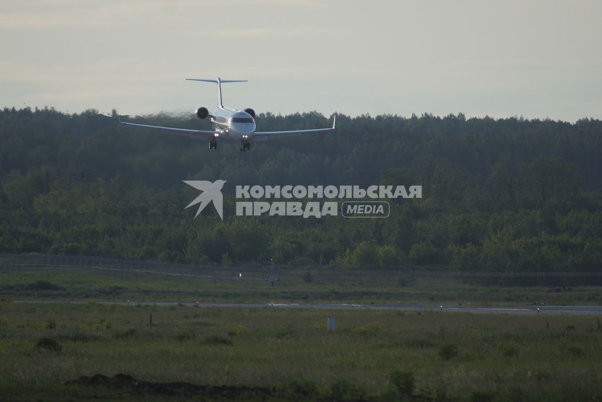 самолет VP-BBE Bombardier CRJ 200, авиакомпания Ямал приземлился на взлетной полосе аэропорта Кольцово в Екатеринбурге