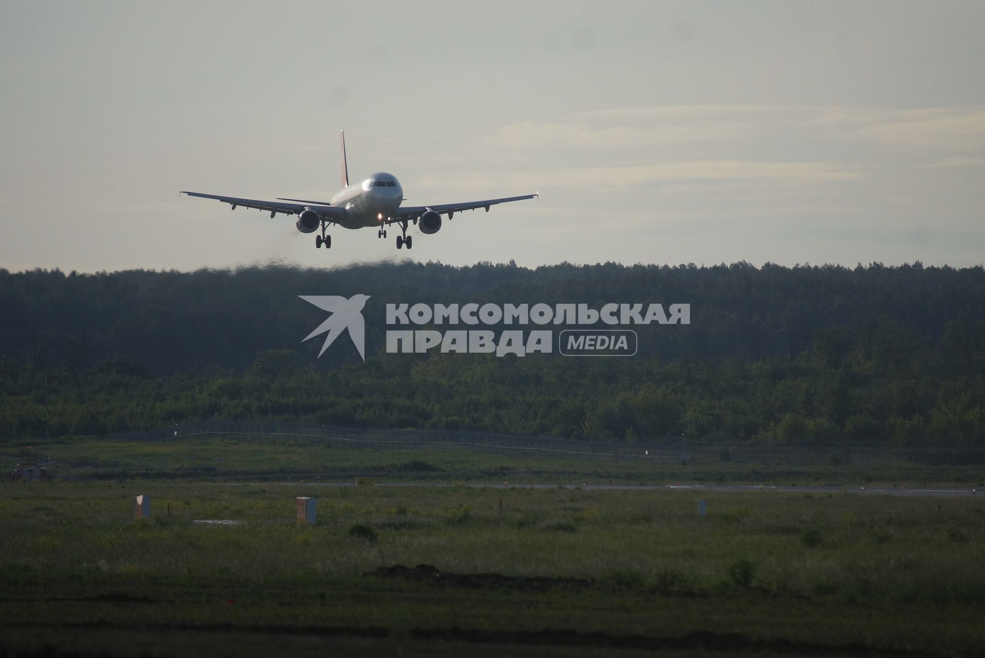 самолет Turkish Airlines Airbus A321-2 TC-JRL приземлился на взлетной полосе аэропорта Кольцово в Екатеринбурге