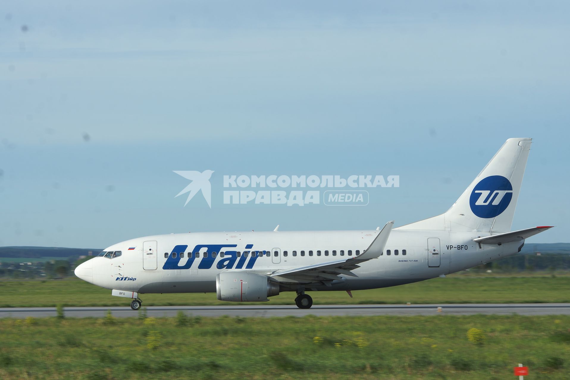 самолет Boeing 737 авиакомпании Utair  на взлетной полосе аэропорта Кольцово в Екатеринбурге