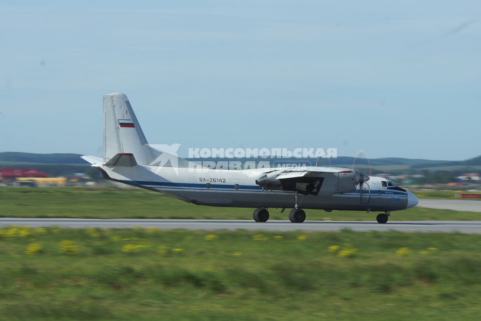 самолет Ан-26Б RA-26142 авиакомпании Псков-Авиа  садится в  аэропорту Кольцово в Екатеринбурге