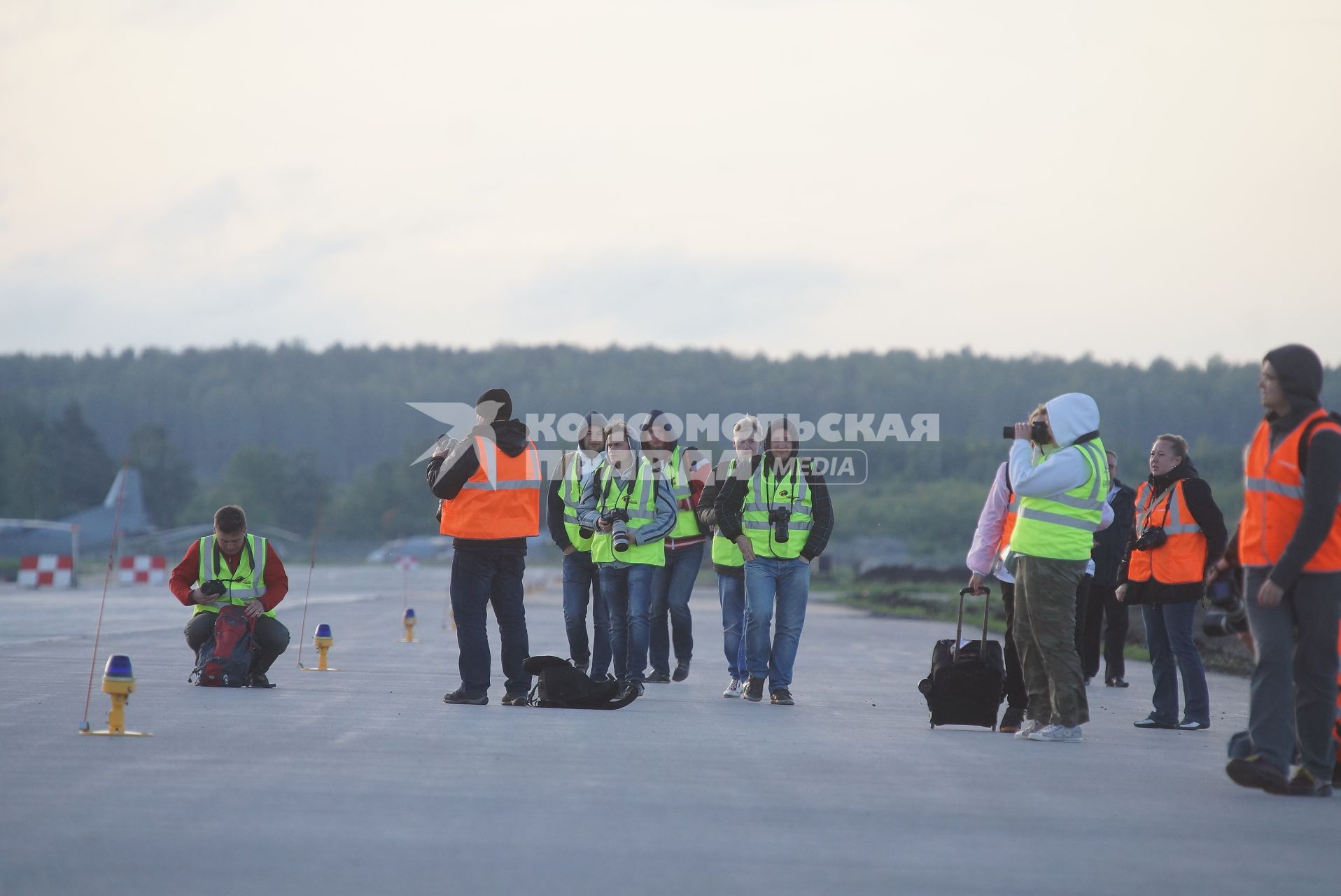 группа фотографов во время споттинга в аэропорту Кольцово в Екатеринбурге