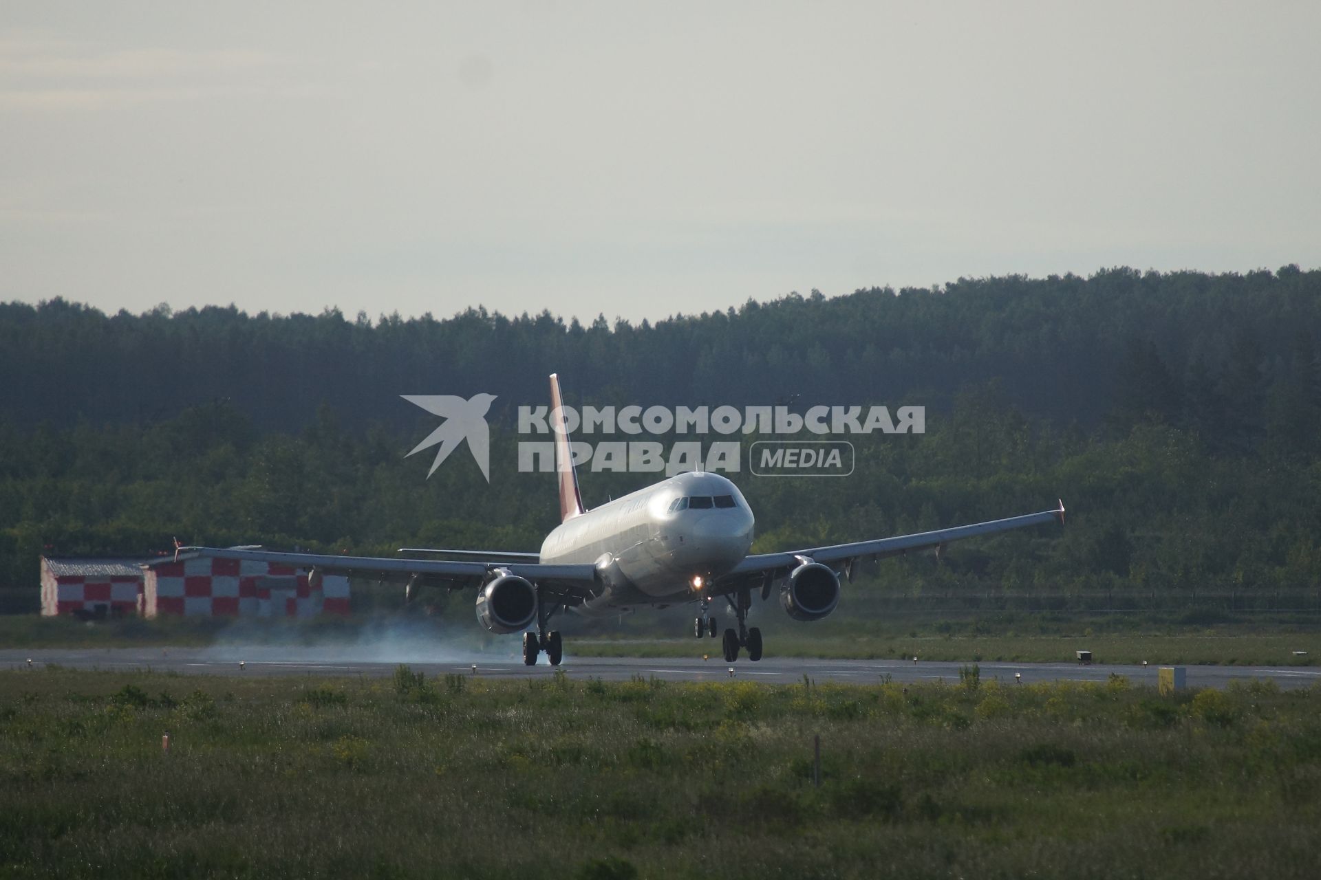 самолет Turkish Airlines Airbus A321-2 TC-JRL приземлился на взлетной полосе аэропорта Кольцово в Екатеринбурге