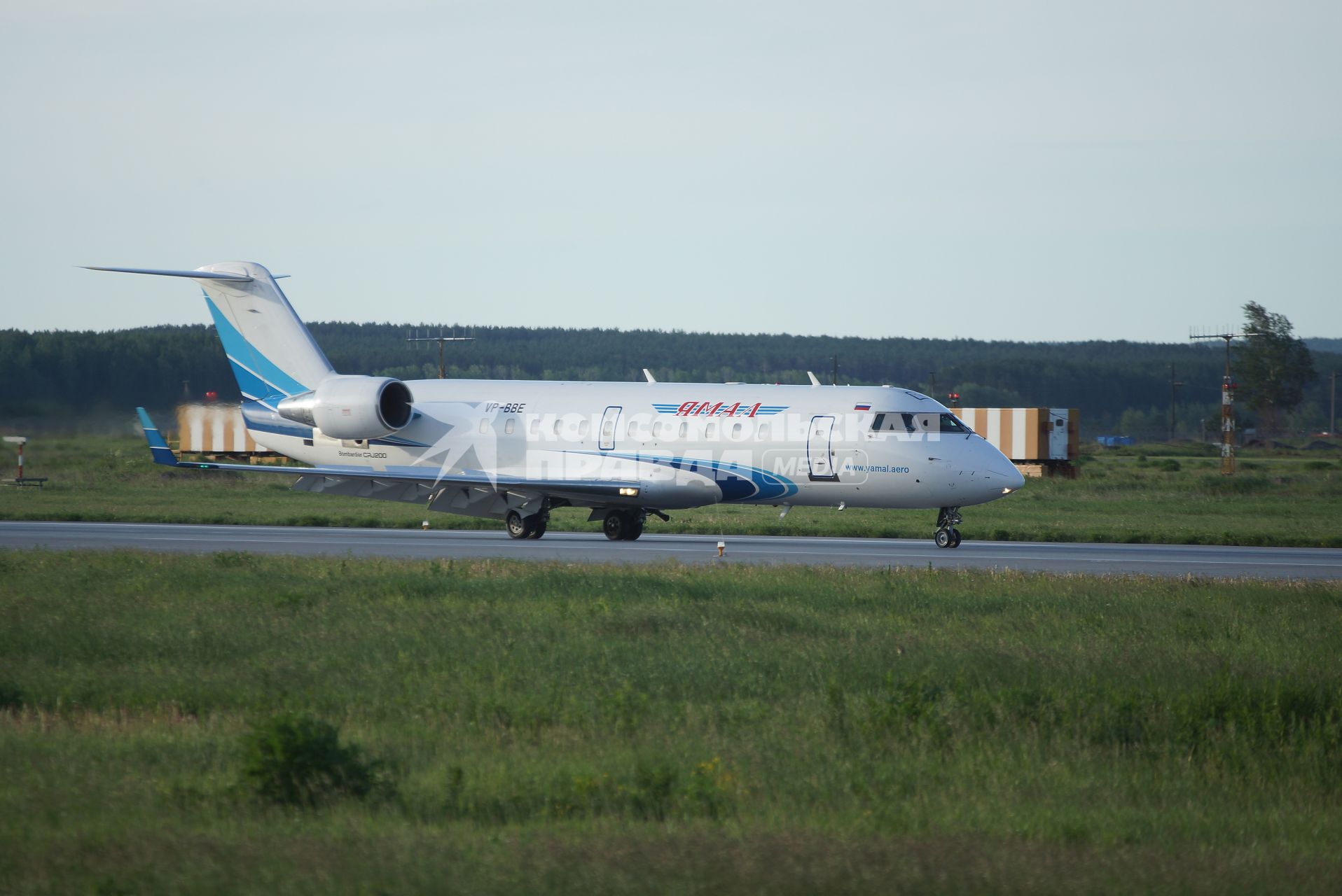 самолет VP-BBE Bombardier CRJ 200, авиакомпания Ямал приземлился на взлетной полосе аэропорта Кольцово в Екатеринбурге