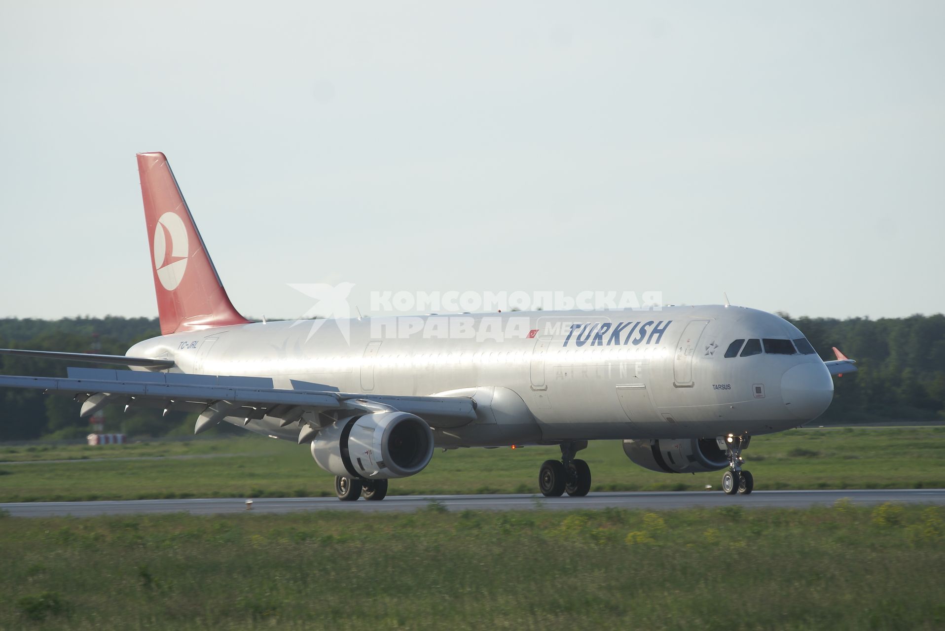 самолет Turkish Airlines Airbus A321-2 TC-JRL приземлился на взлетной полосе аэропорта Кольцово в Екатеринбурге