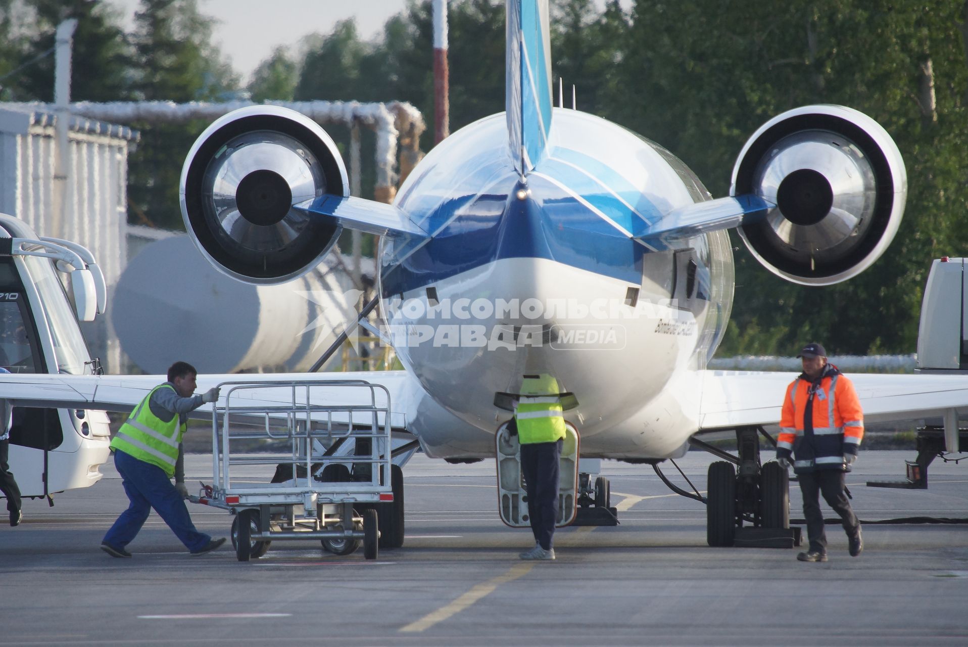 самолет VP-BBE Bombardier CRJ 200, авиакомпания Ямал на техническом обслуживании в аэропорту Кольцово в Екатеринбурге