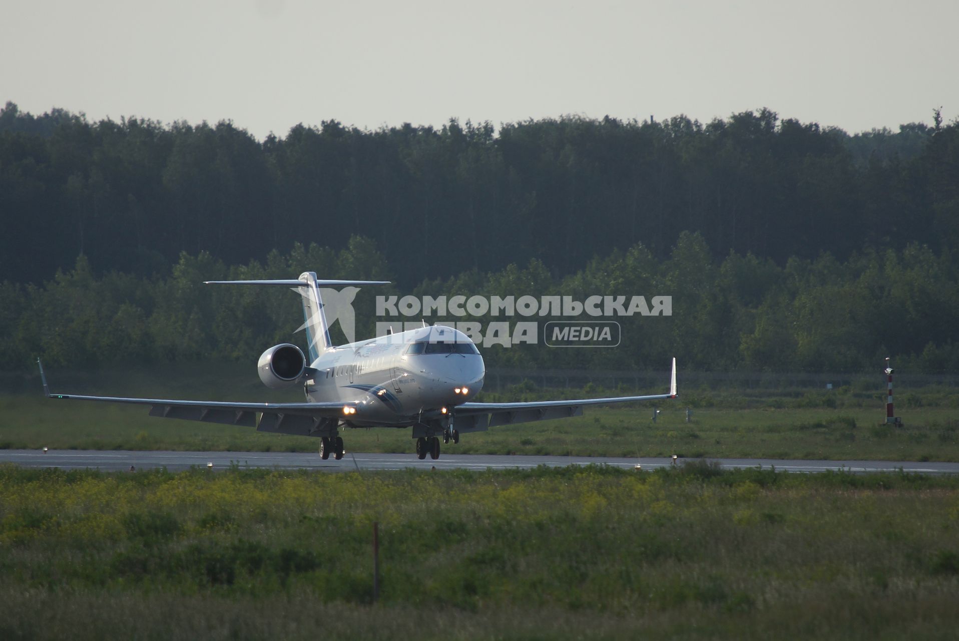 самолет VP-BBE Bombardier CRJ 200, авиакомпания Ямал приземлился на взлетной полосе аэропорта Кольцово в Екатеринбурге