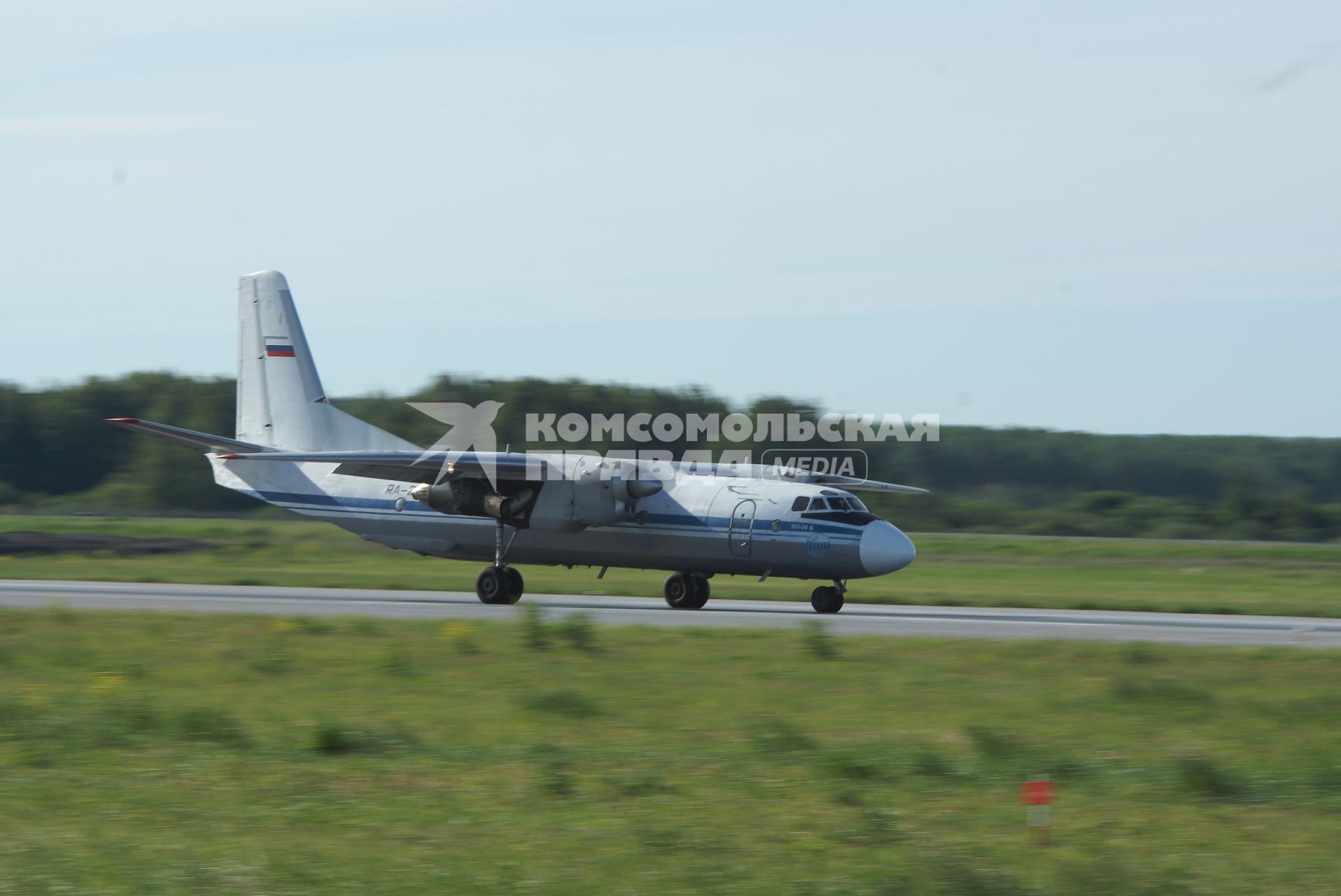 самолет Ан-26Б RA-26142 авиакомпании Псков-Авиа  садится в  аэропорту Кольцово в Екатеринбурге