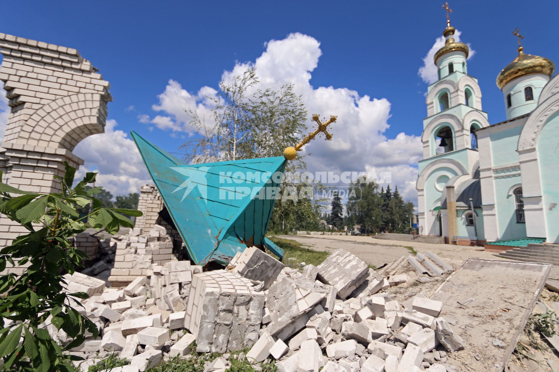 Славянск. Разбитая часовня Храма Серафима Саровского, разрушенной во время минометного обстрела украинской армии.