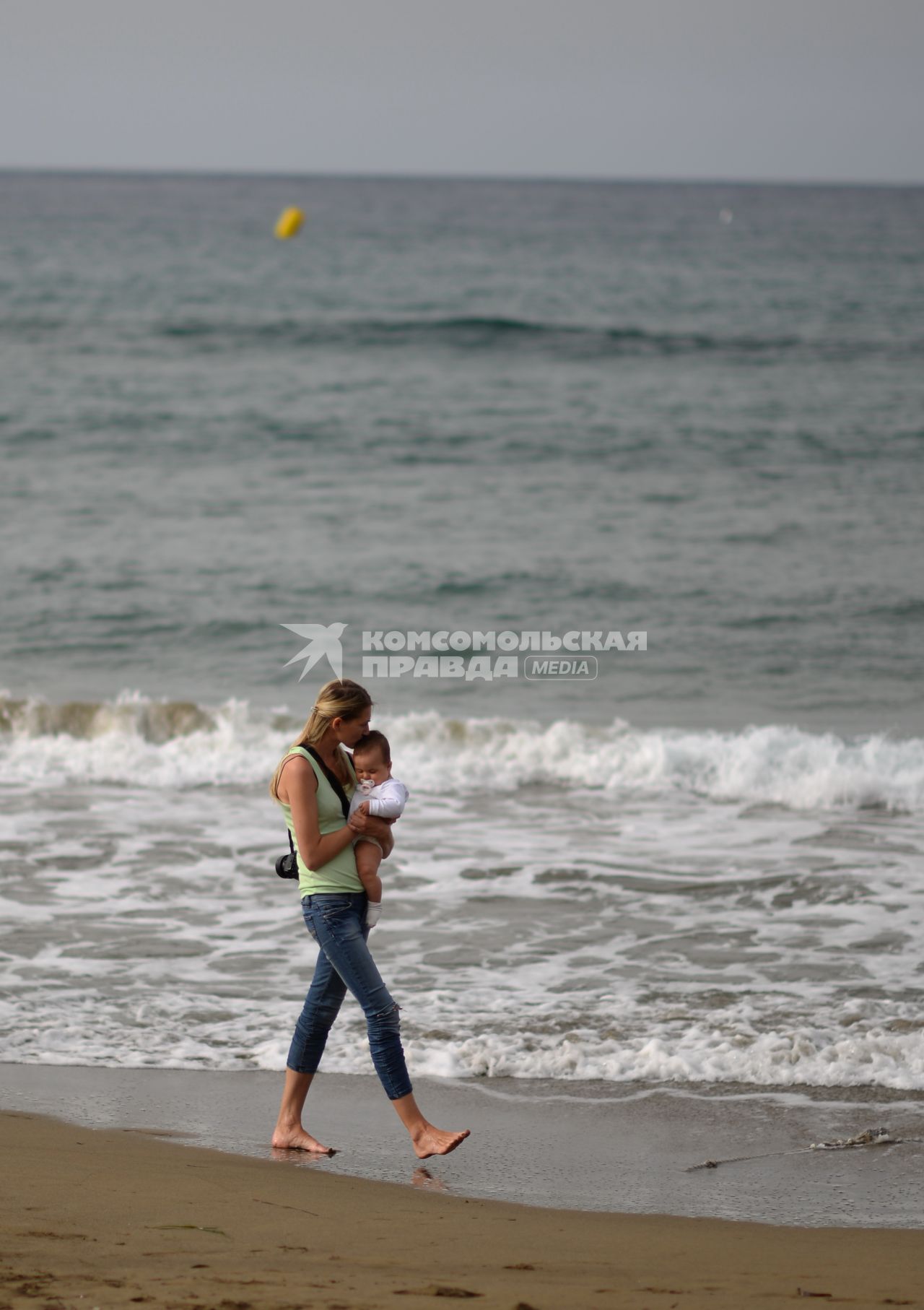 Крит. Поселок Бали. Мама с ребенком прогуливается по берегу моря.