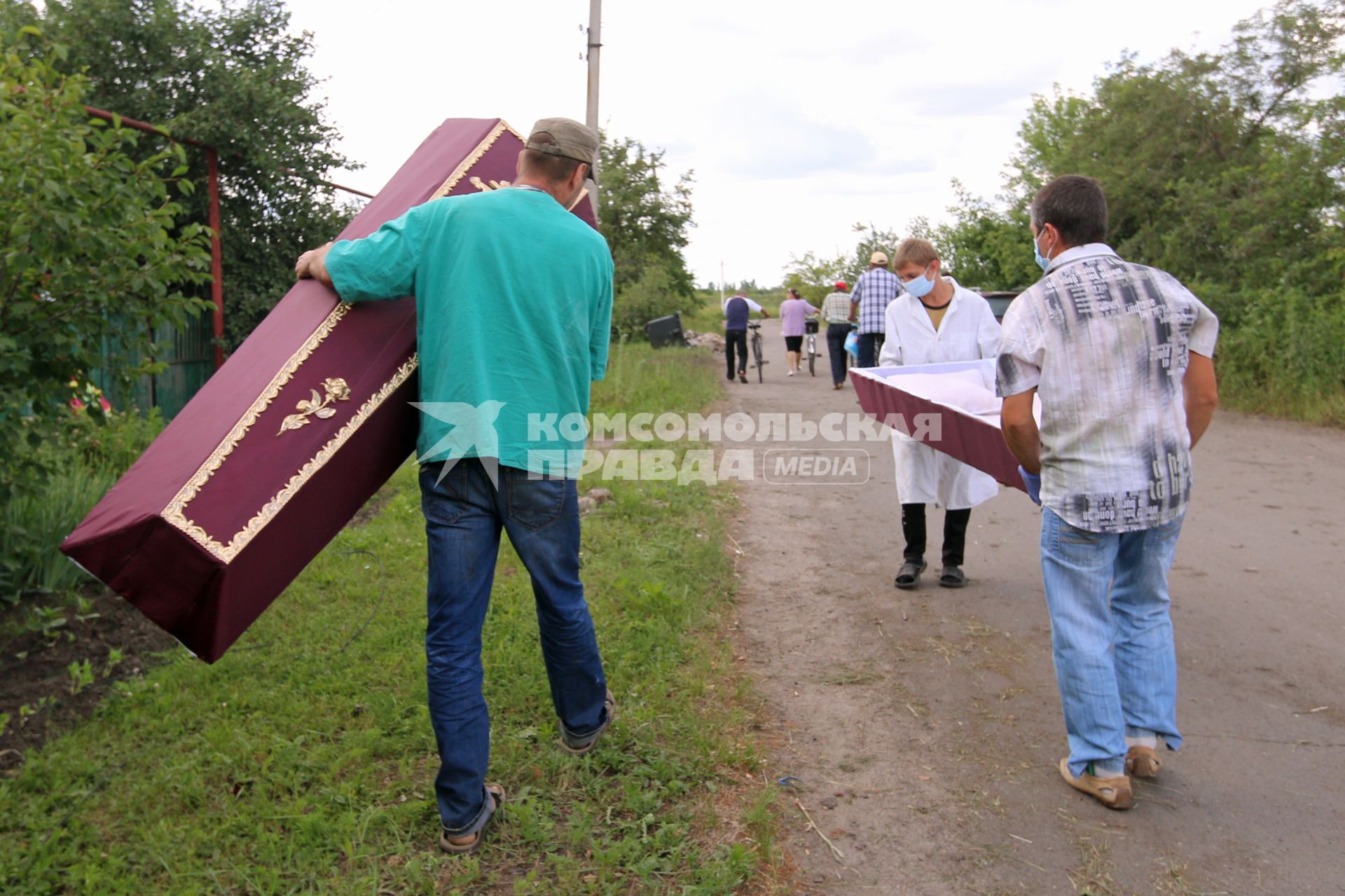 Поселок Восточный, подвергшийся ночью артобстрелу украинской армии. Погибли 3 пенсионера. На снимке: волонтеры несут гроб.