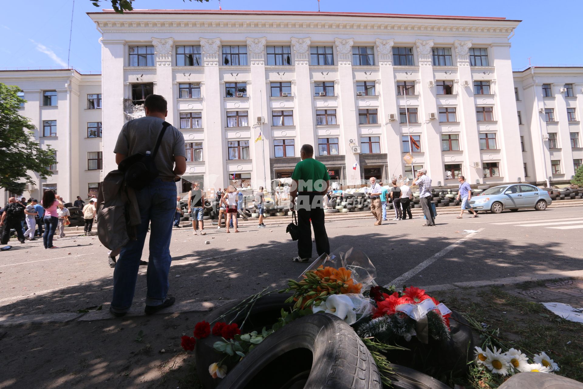 Луганск. Здание Луганской областной администрации после авианалета украинской армии.